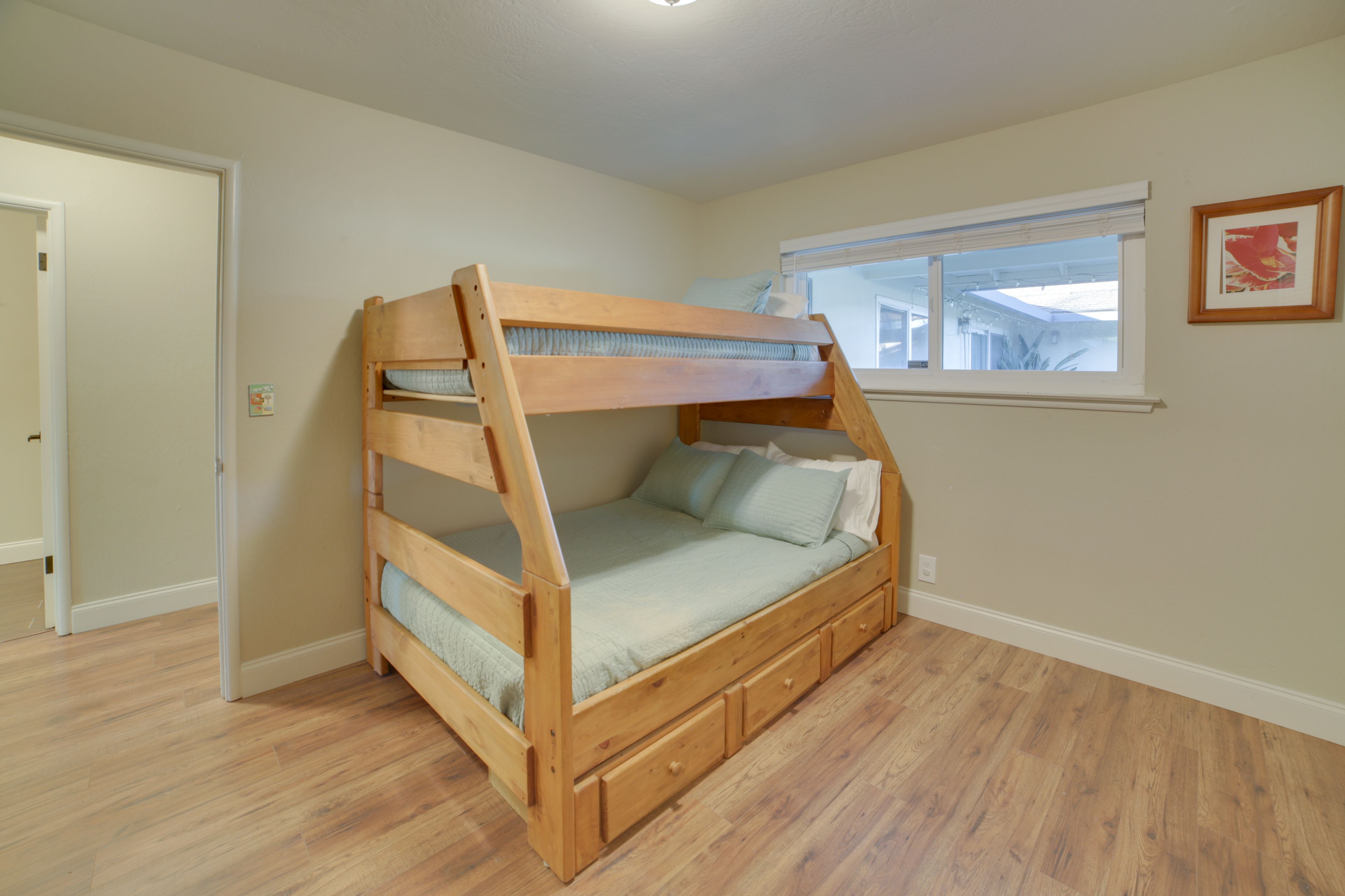 Bedroom 5 | Twin/Full Bunk Bed