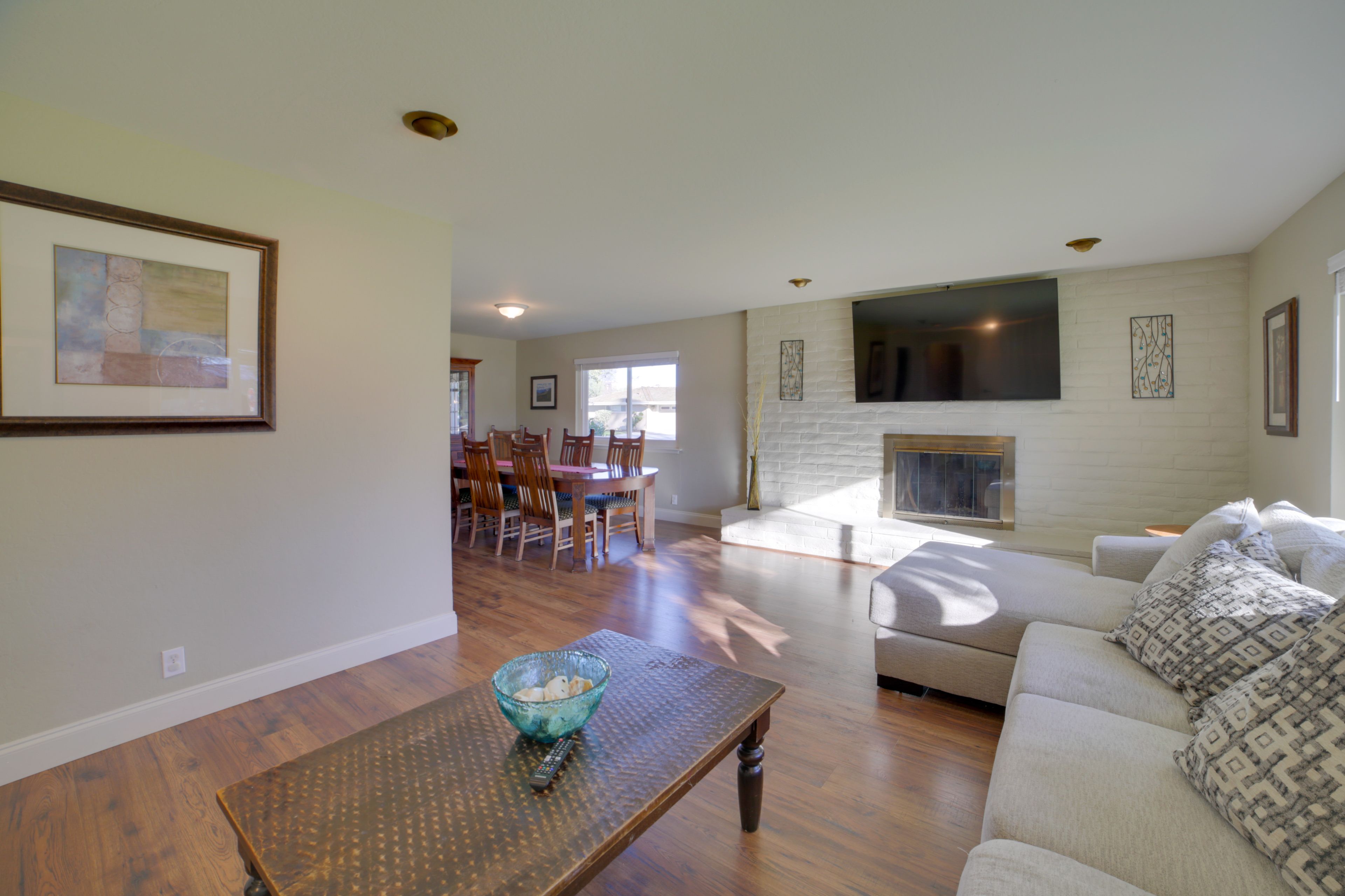 1st Living Area | Central Heat | Free WiFi | Fireplace