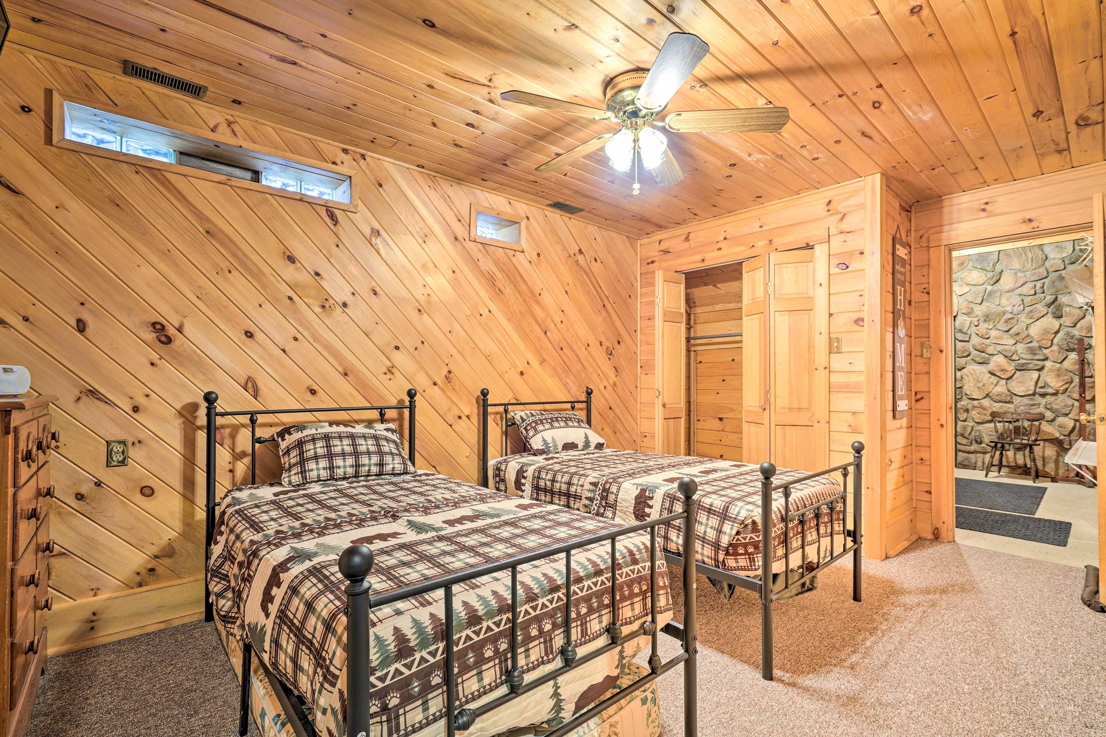 Bedroom 2 | 2 Twin Beds | En-Suite Bathroom