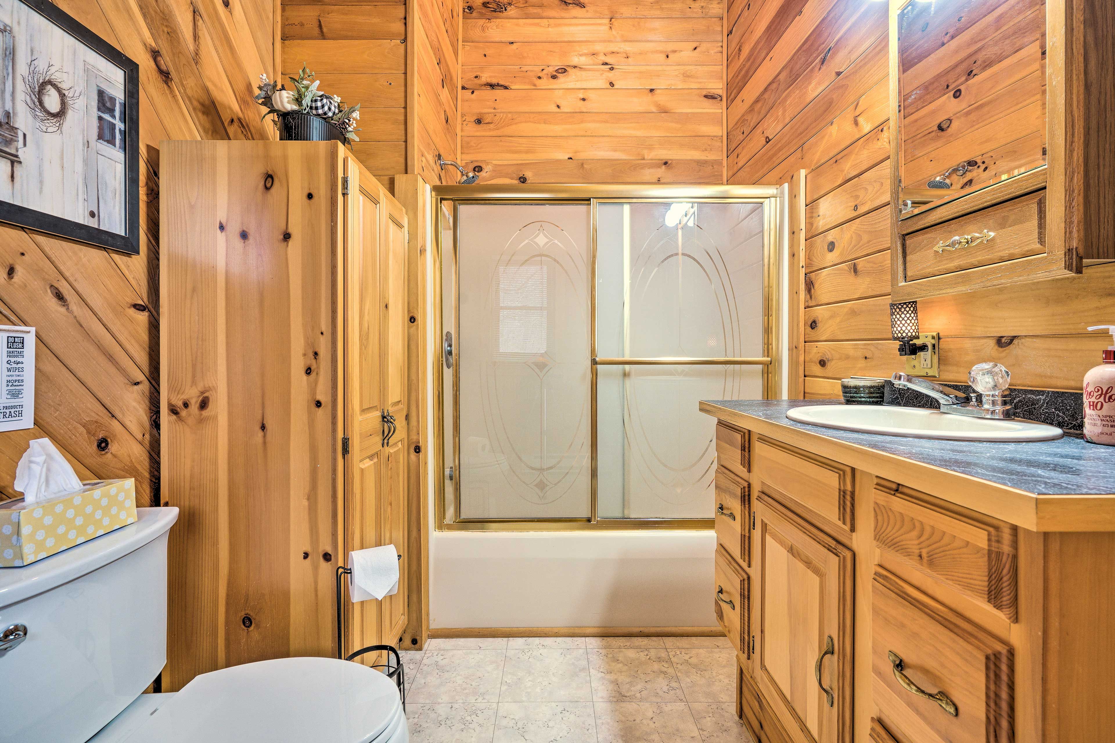 Full Bathroom | Towels Provided | Complimentary Toiletries