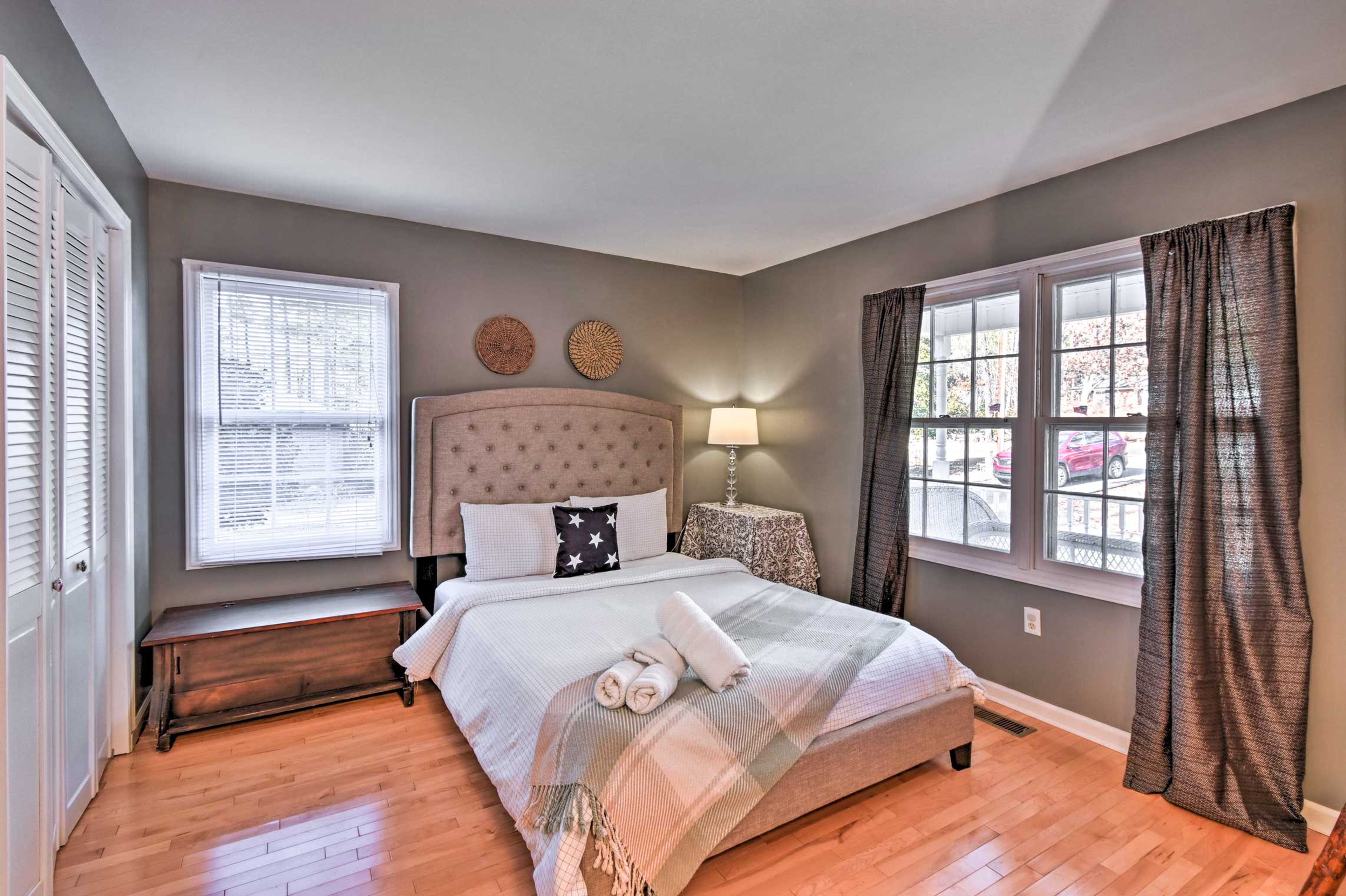 Bedroom 2 | 1st Floor | Queen Bed
