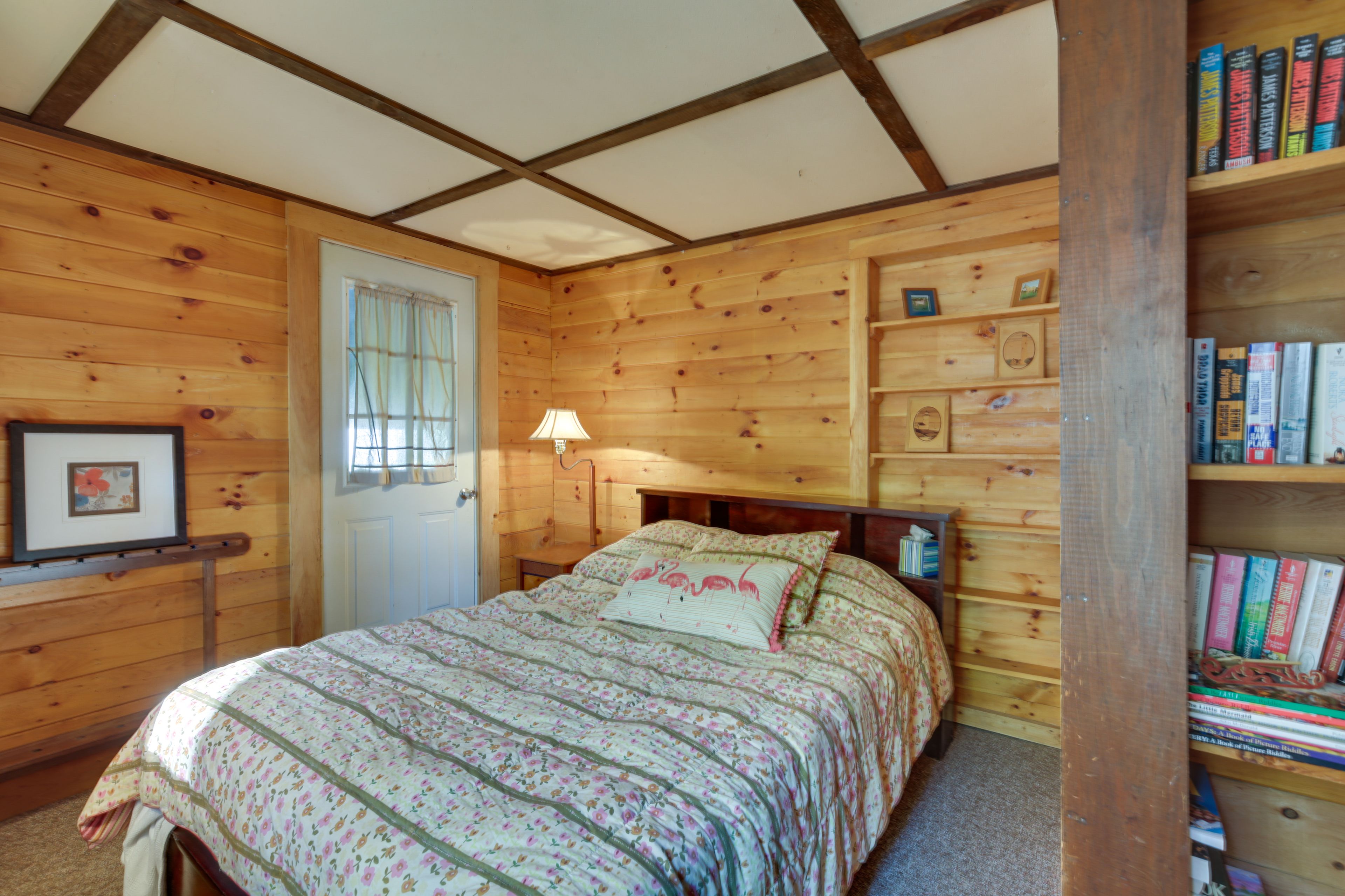 Bedroom 1 | Queen Bed | 1st Floor