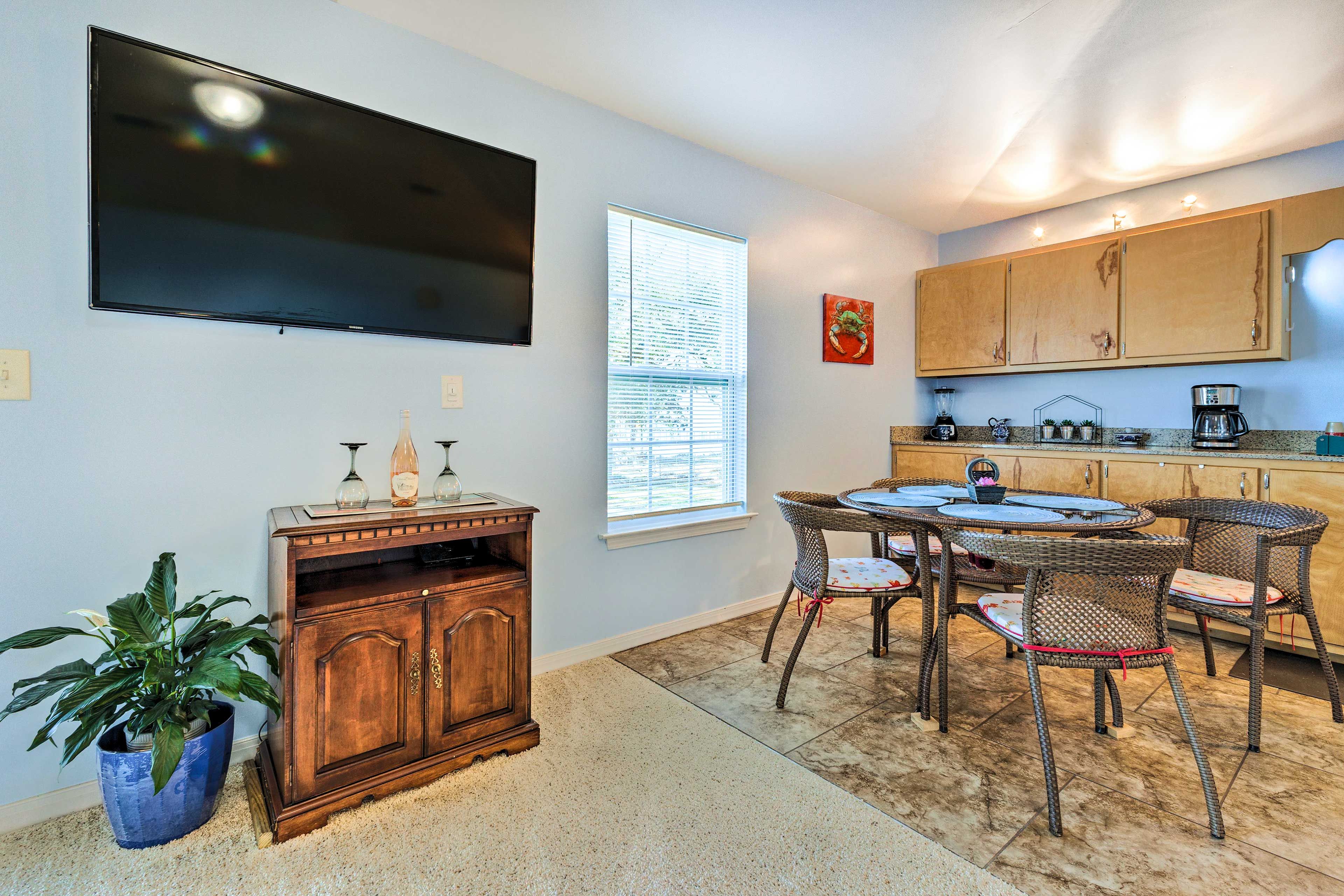 Dining Area | Dishware/Flatware Provided