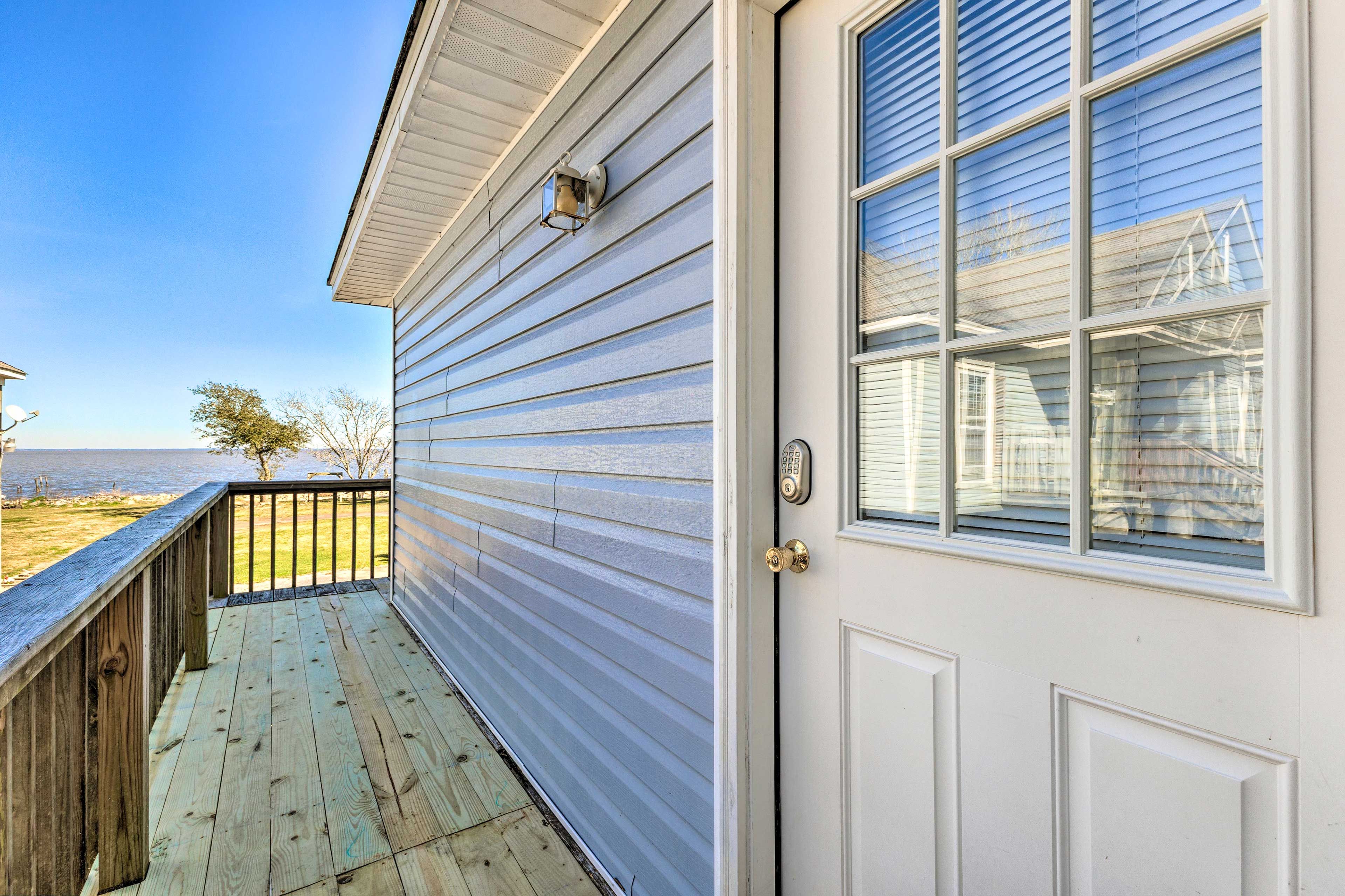 Entrance | 3 Exterior Security Cameras (Facing Outward)