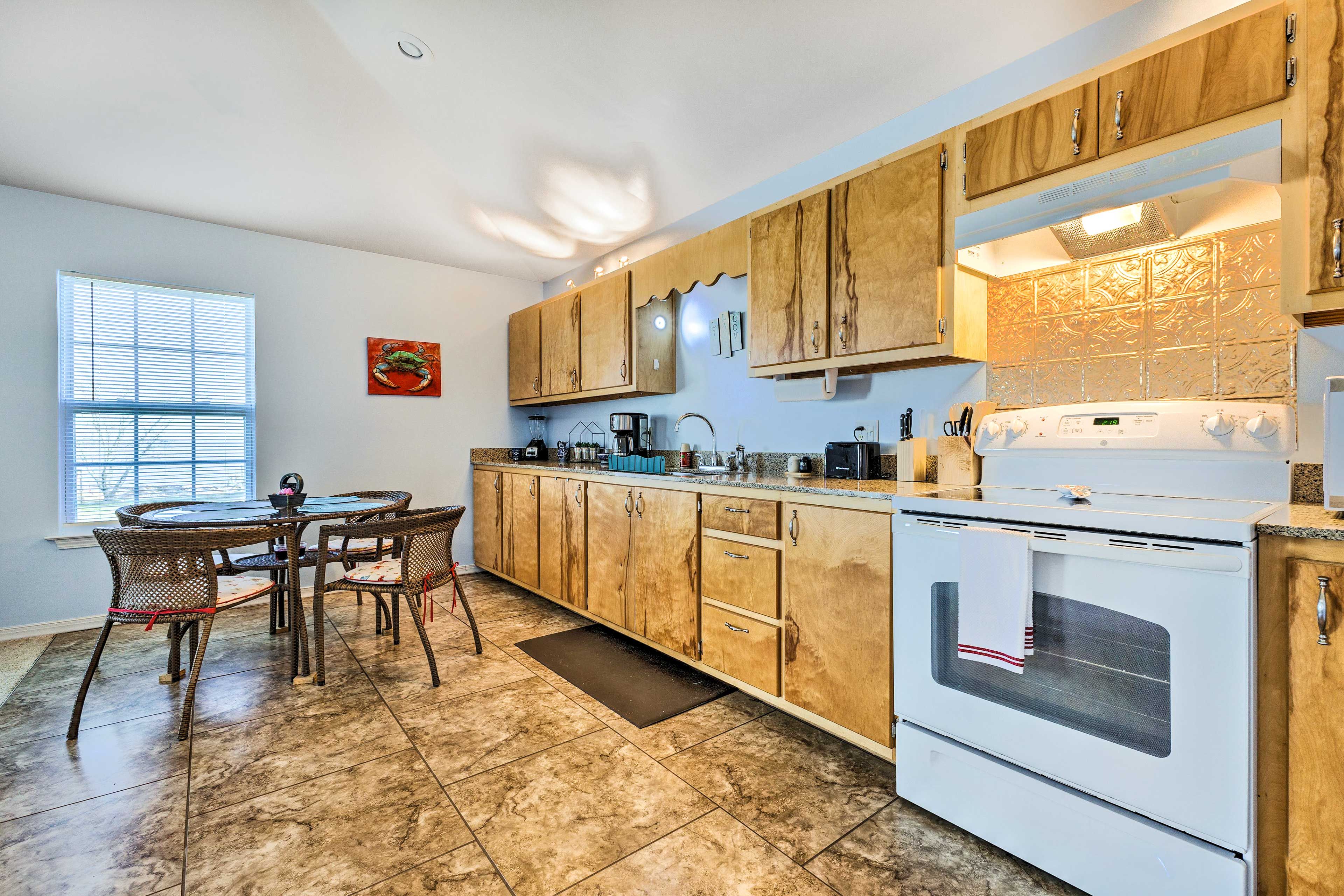 Kitchen | Paper Towels/Trash Bags Provided