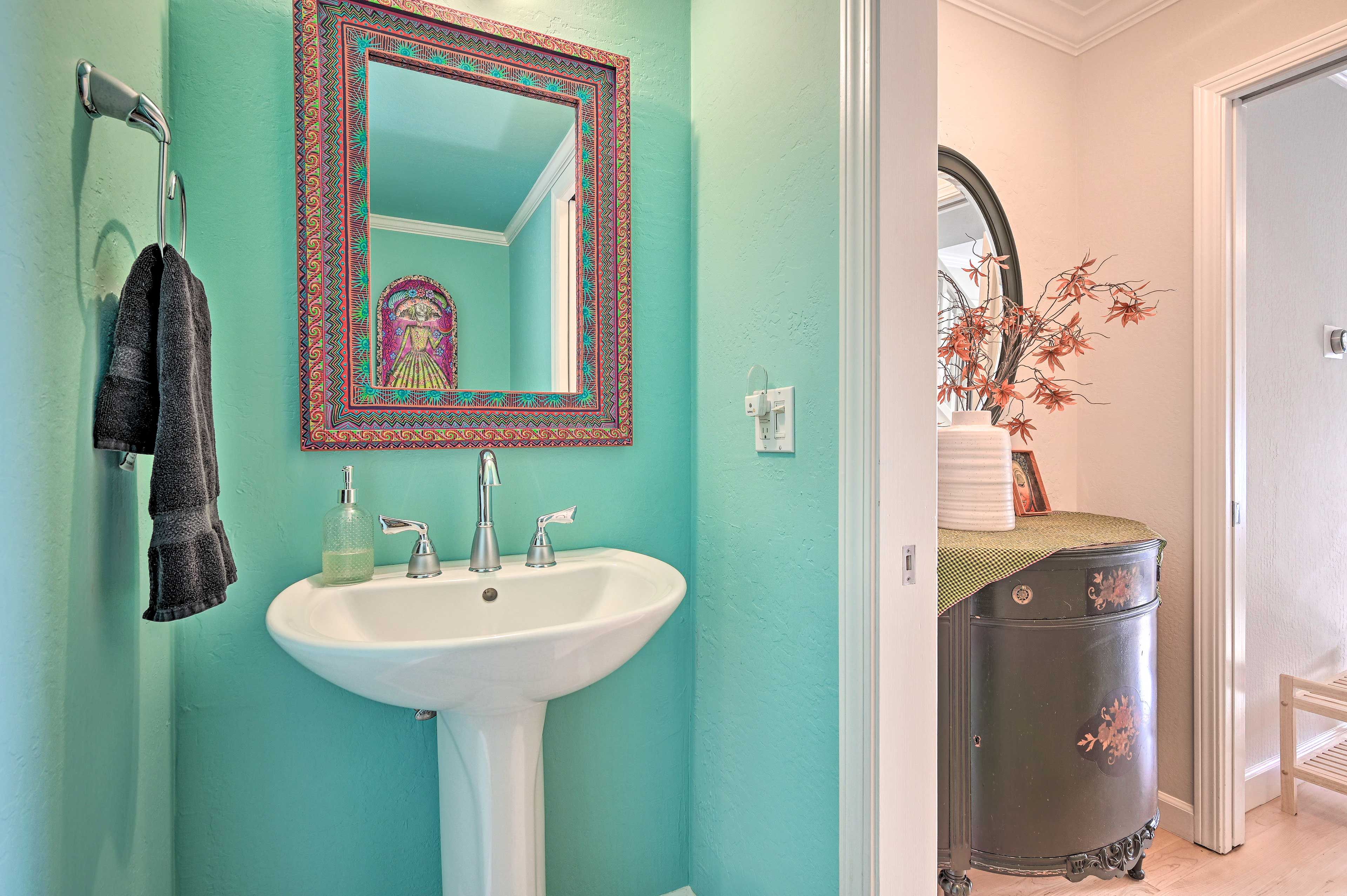 Half Bathroom | Towels Provided