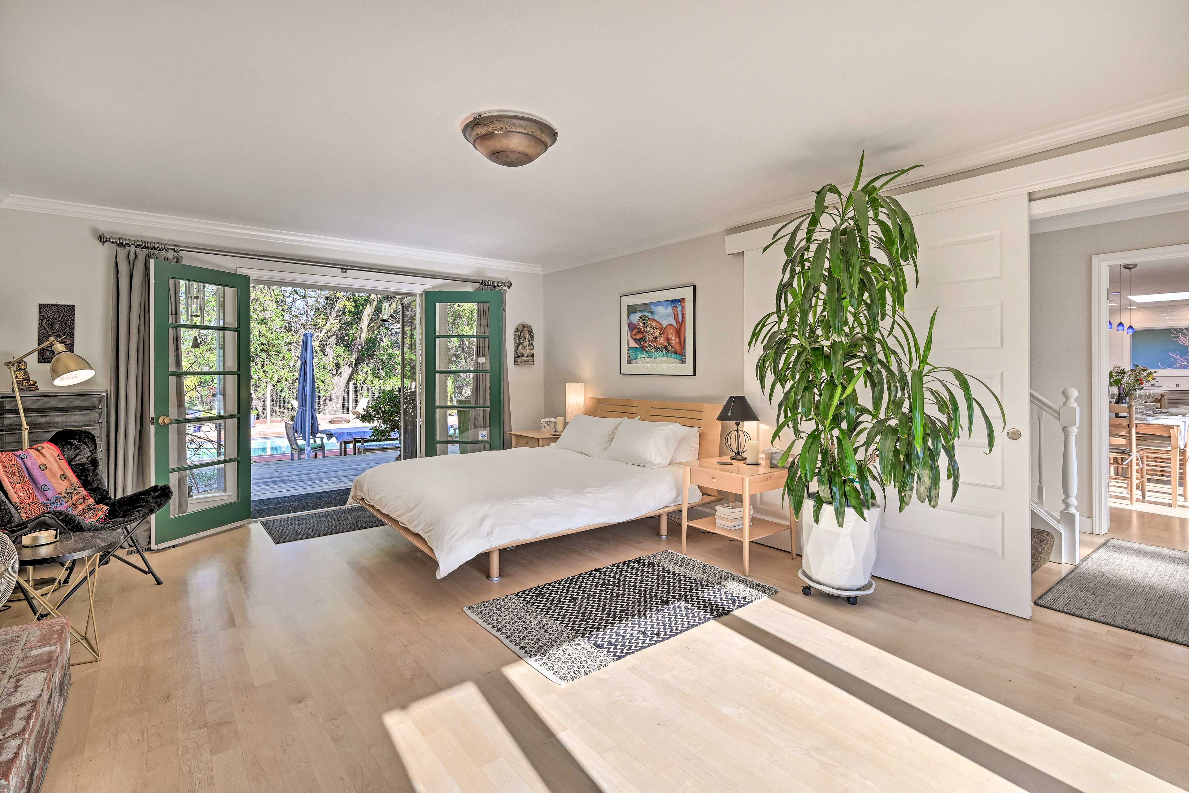 Bedroom 1 | Queen Bed | 1st Floor | Gas Fireplace