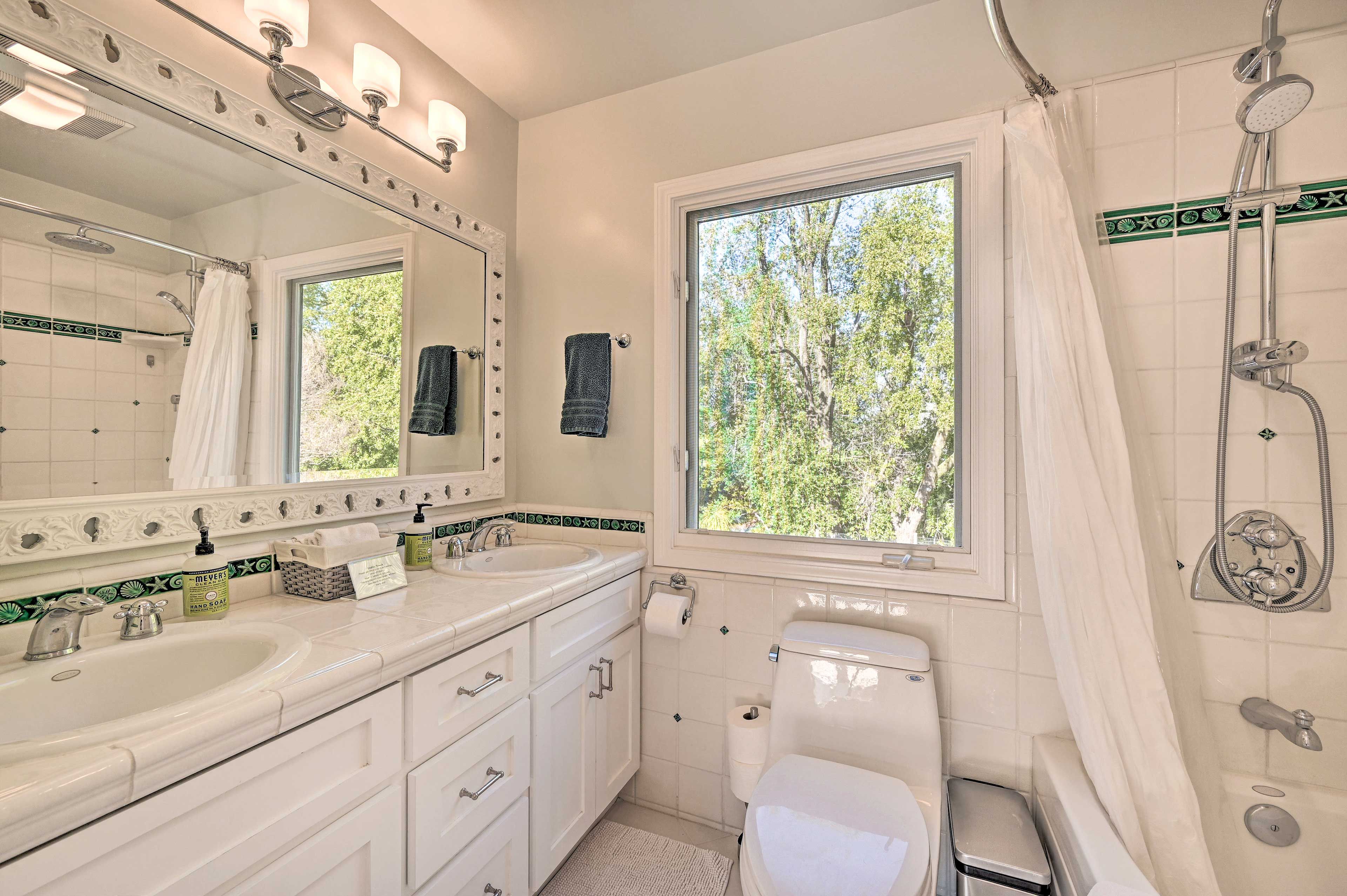 Full Bathroom | Complimentary Toiletries | Hair Dryer