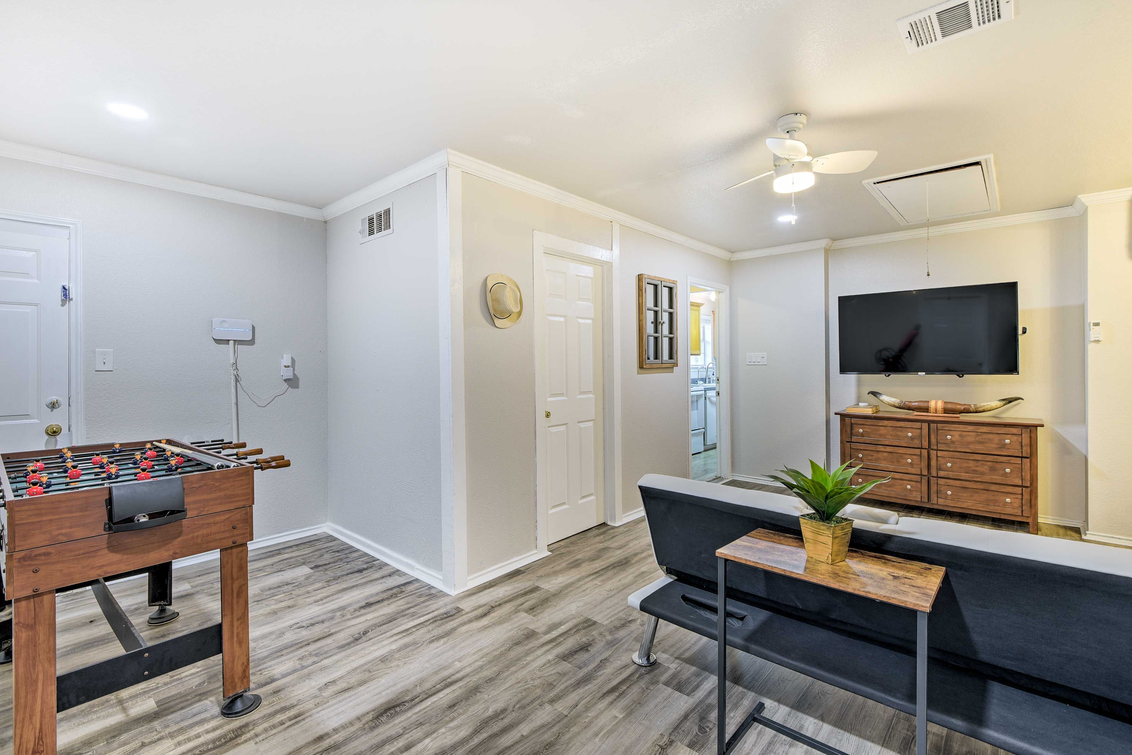Game Room | Foosball Table | 2 Smart TVs | 2 Sleeper Sofas | Queen Murphy Bed