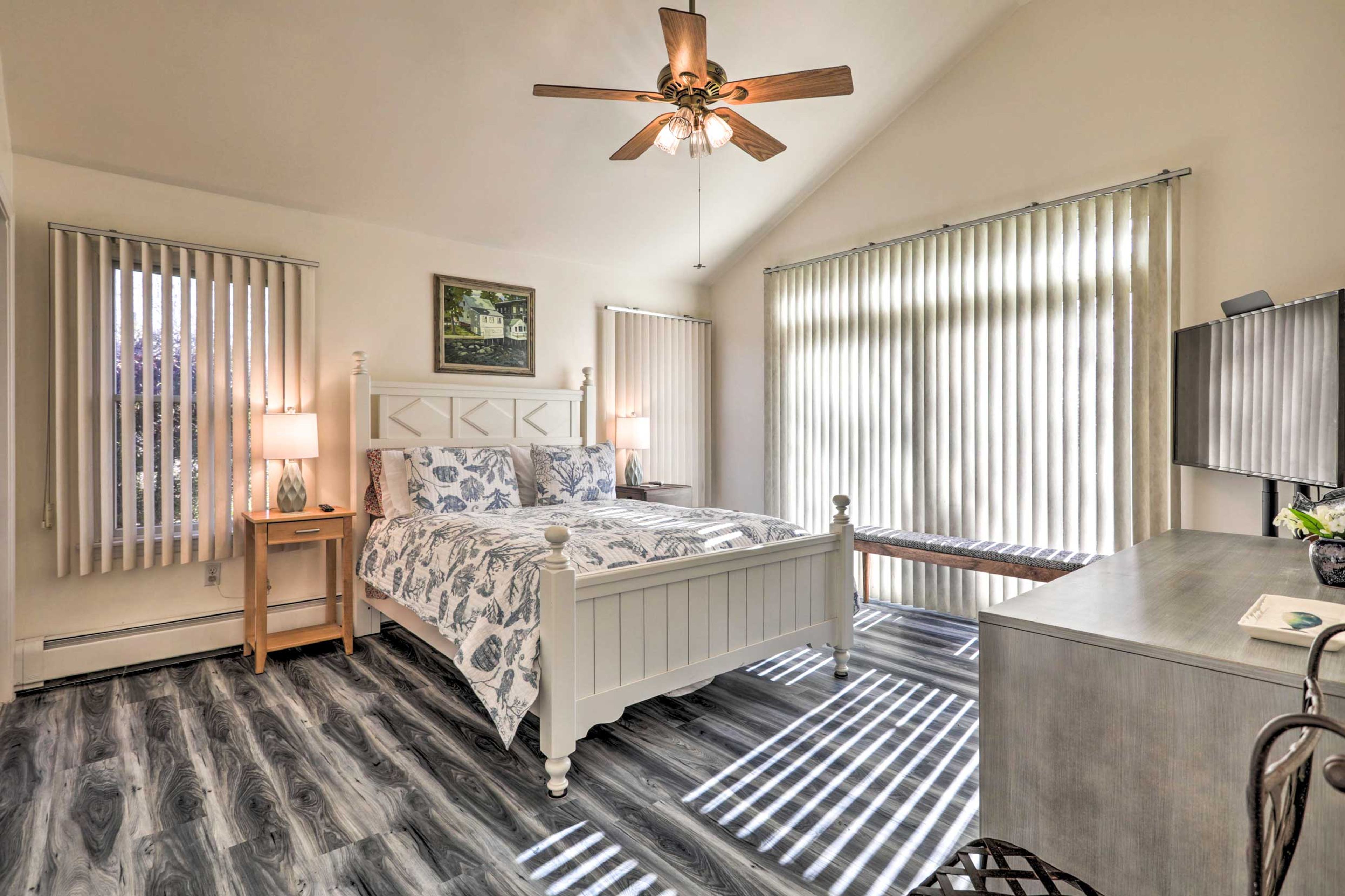 Bedroom 1 | Queen Bed