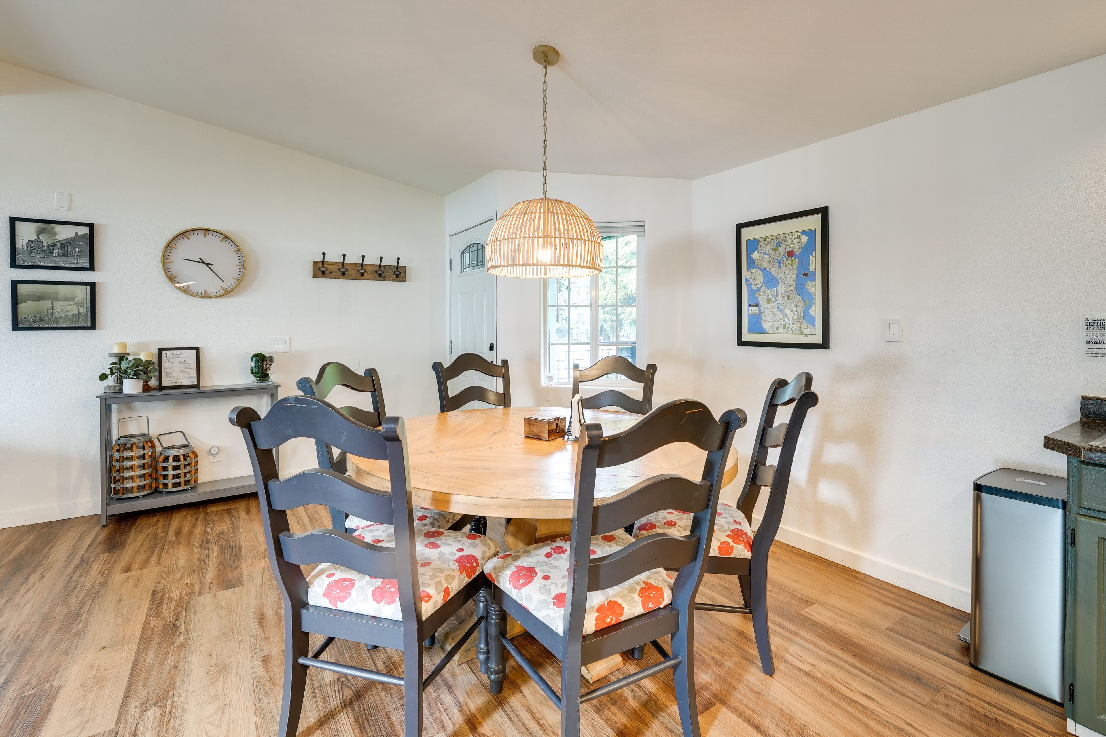 Dining Area | Dishes & Flatware Provided