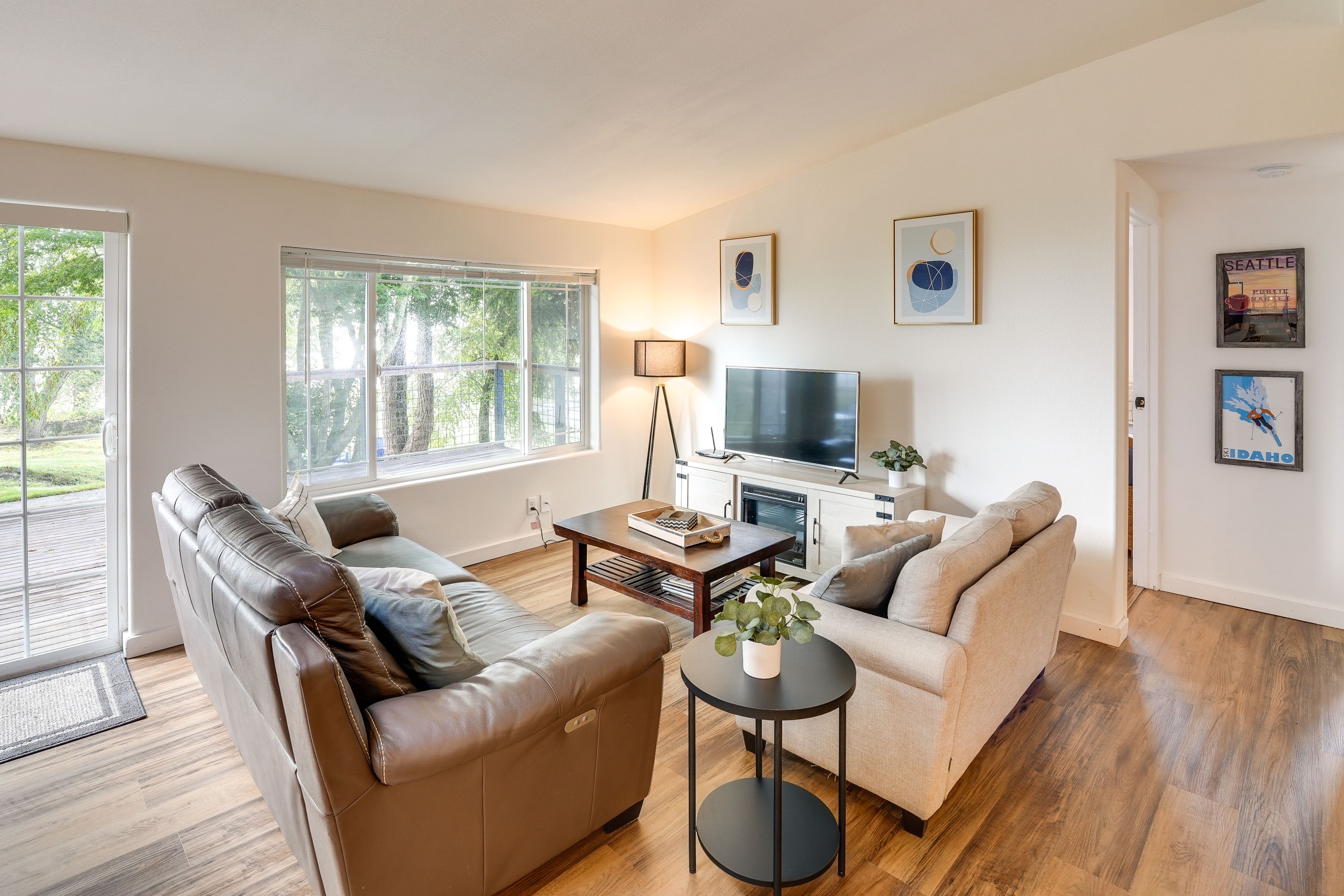 Living Room | Smart TV | Books | Board Games | Open Floor Plan