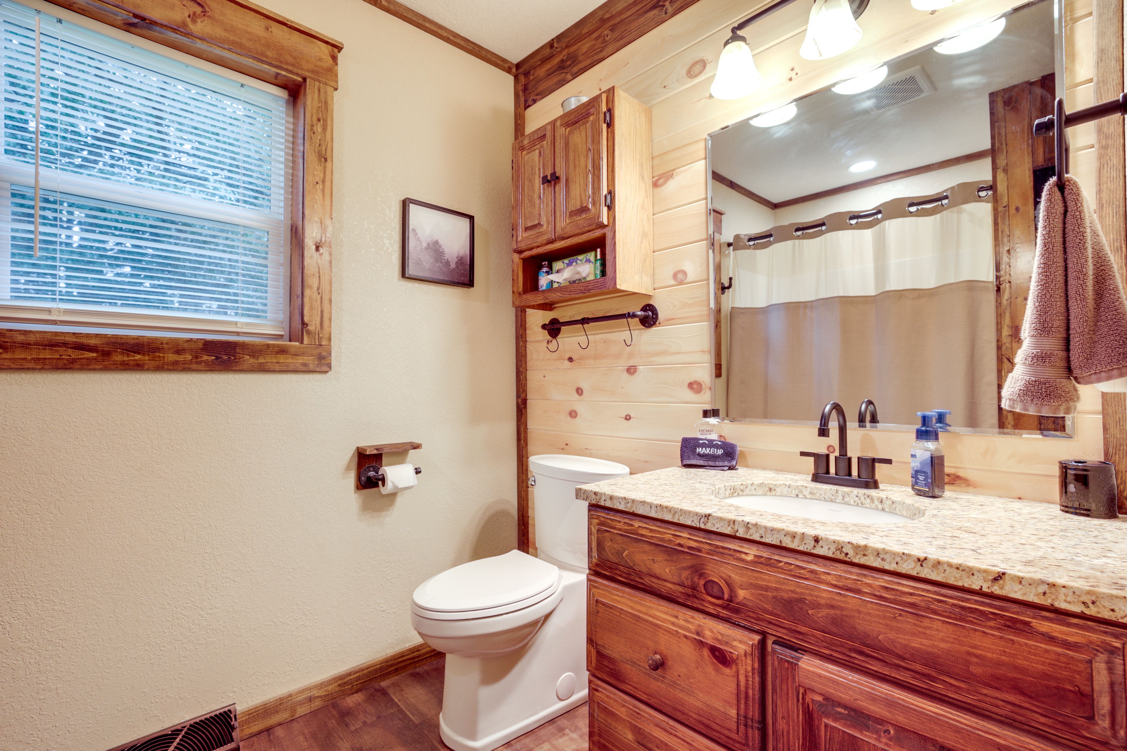 Full Bathroom | Complimentary Toiletries