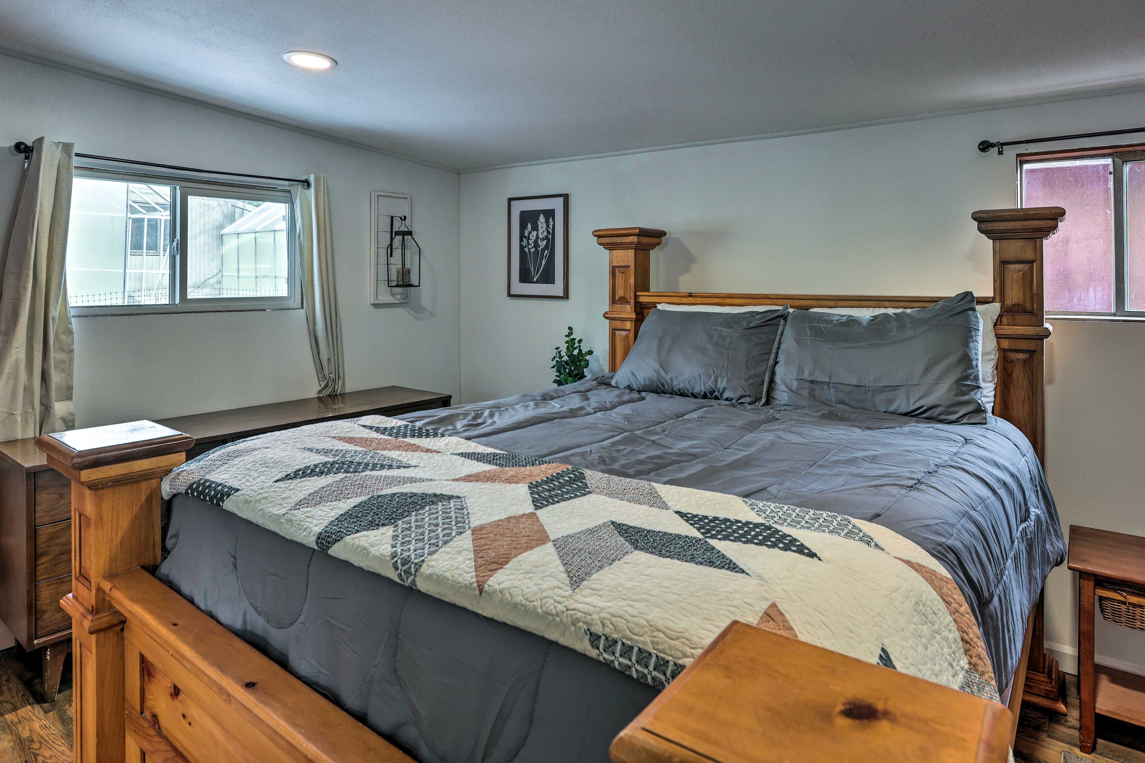 Bedroom | Queen Bed | Linens Provided
