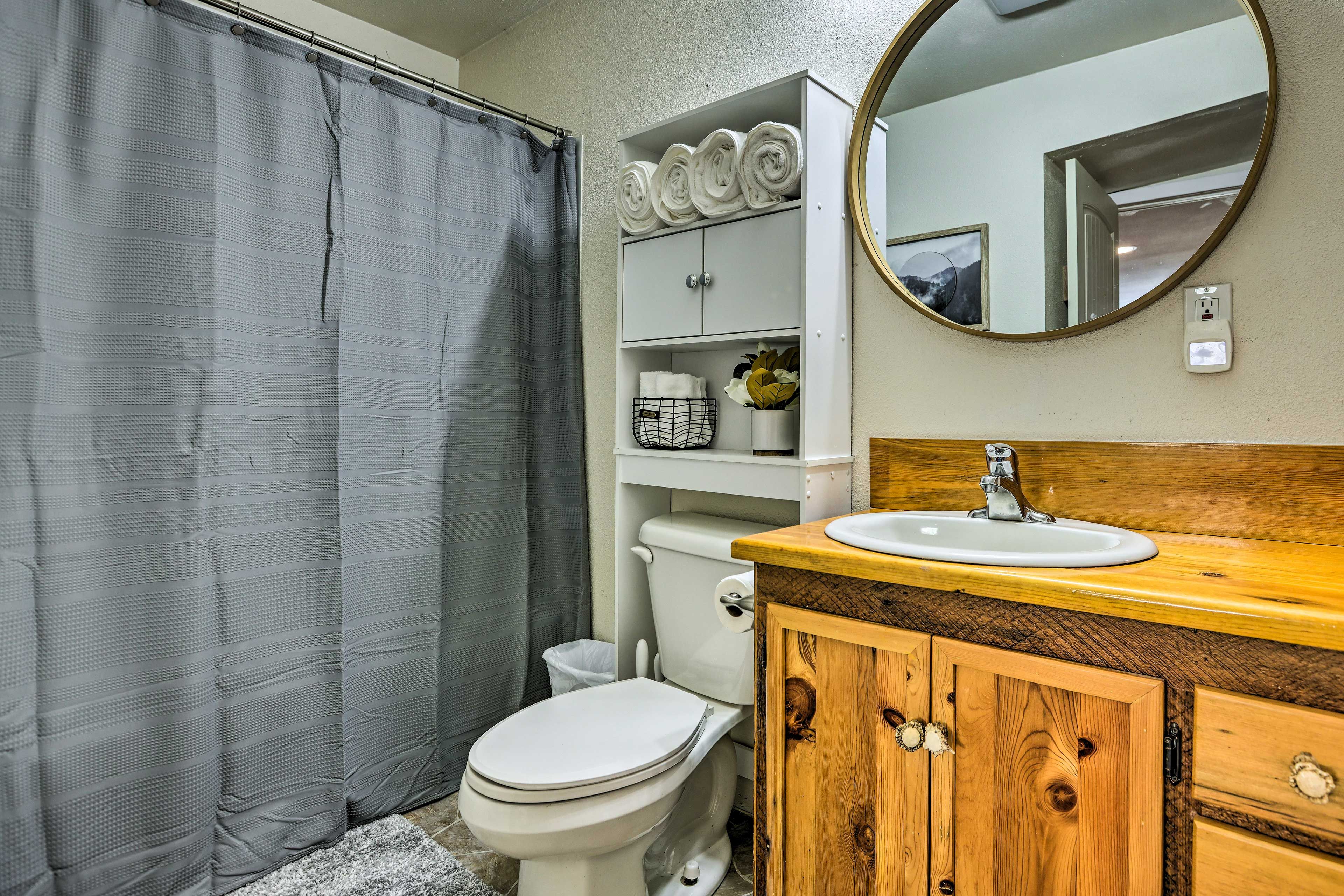 Full Bathroom | Towels Provided | Hair Dryer