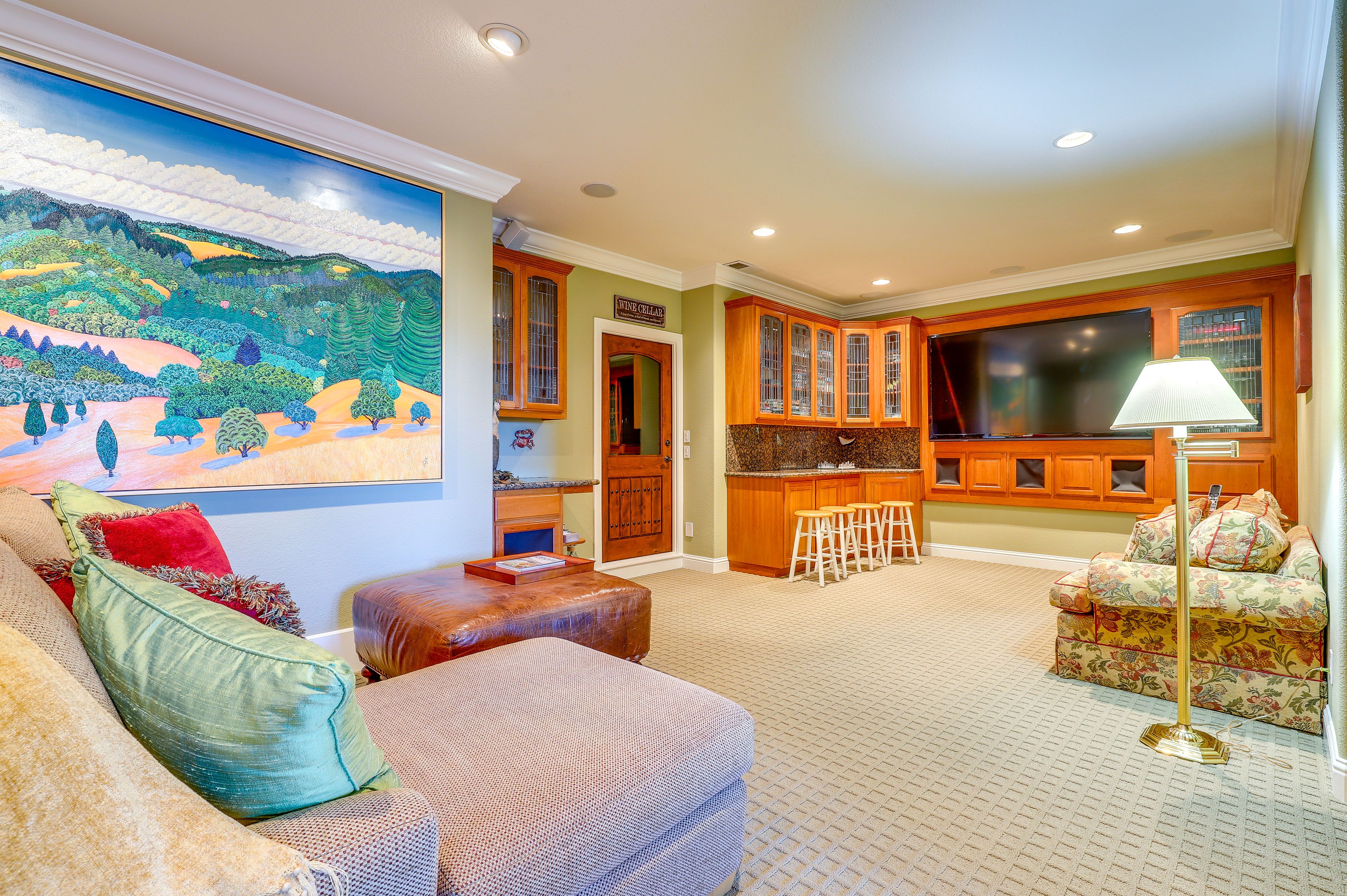Living Room | Free WiFi | Ping Pong Table | Main Floor | Smart TV | Central A/C