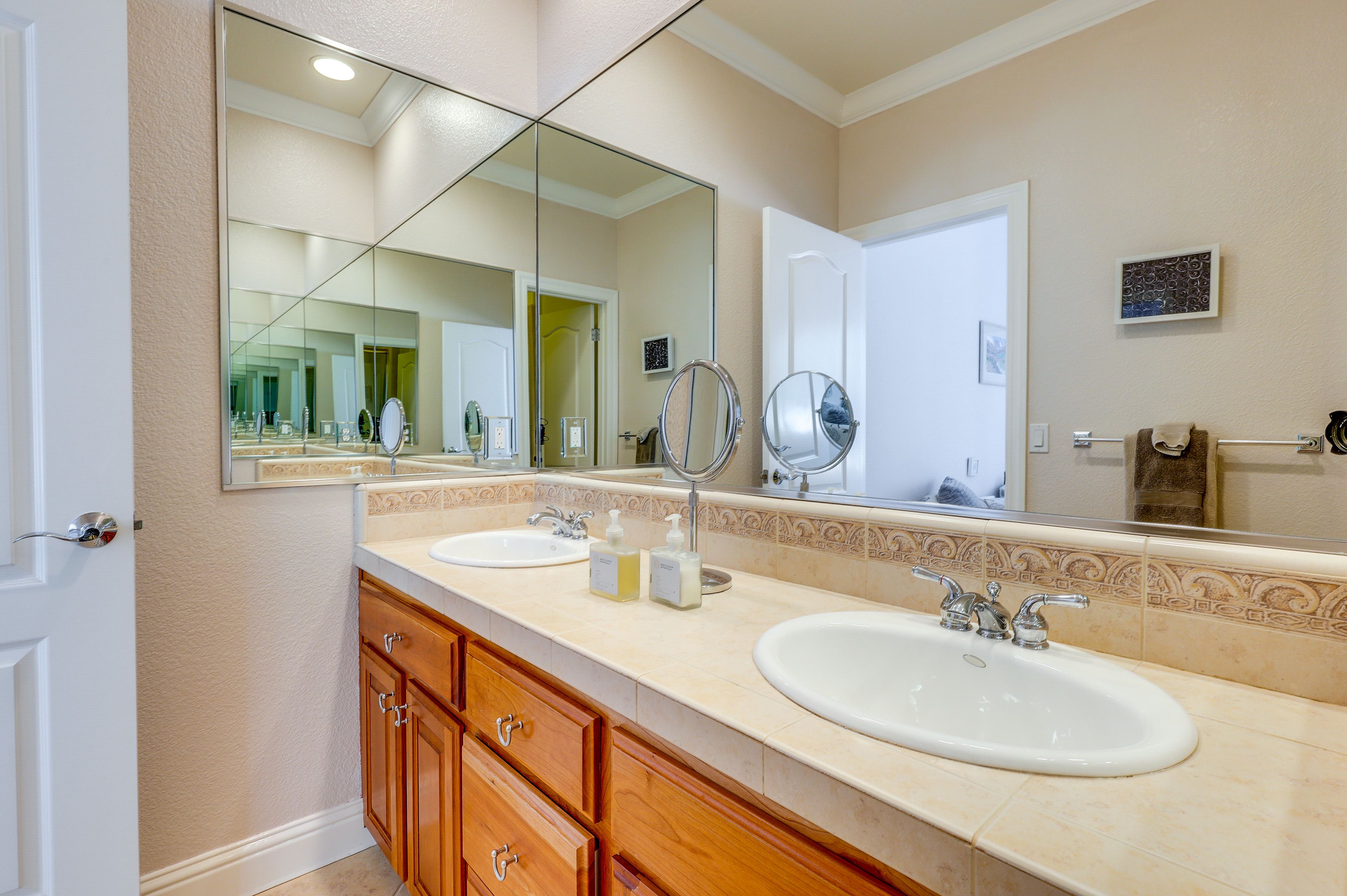 Full Bathroom | Complimentary Toiletries