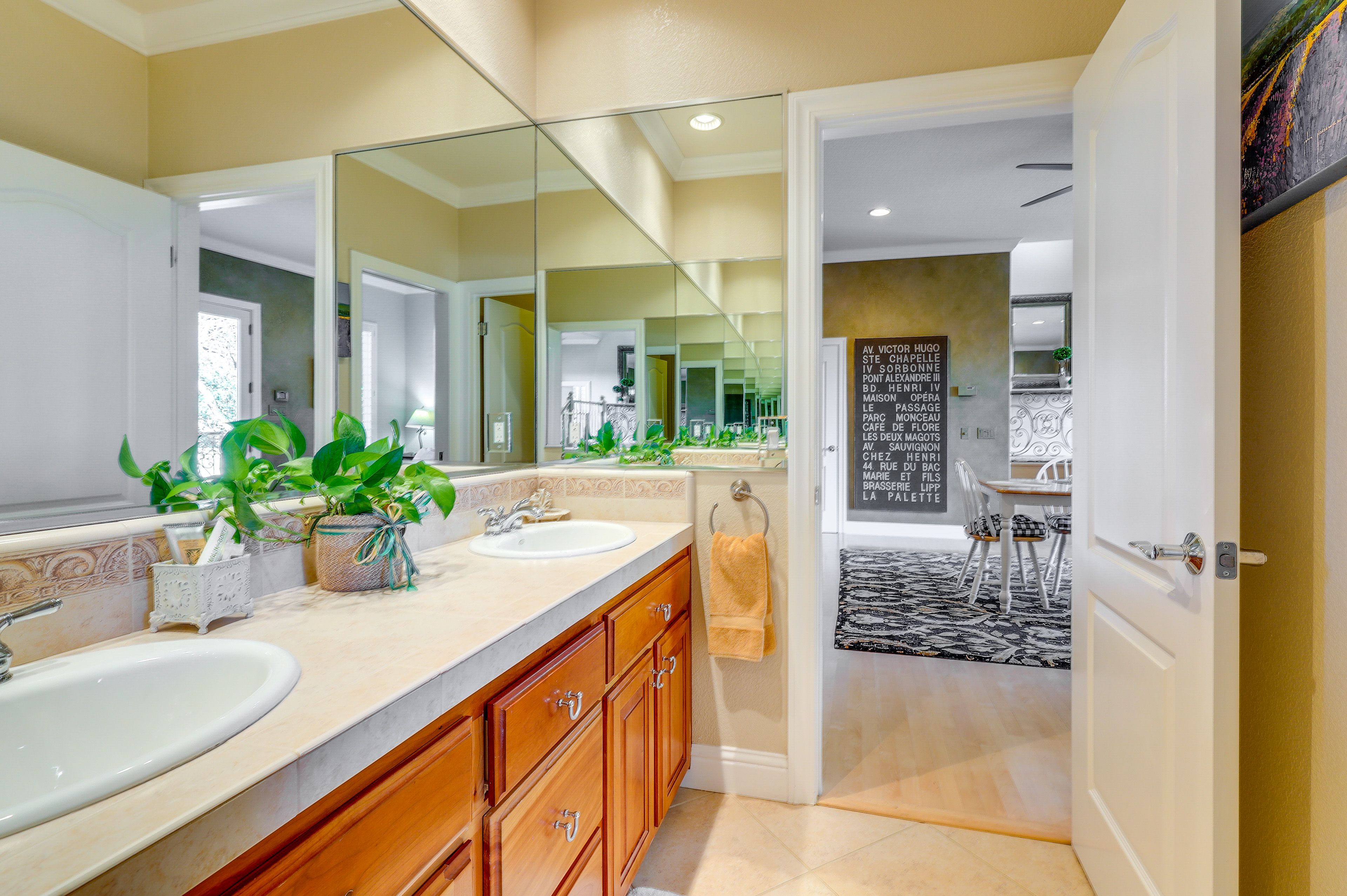 Full Bathroom | Towels Provided | Shower/Tub Combo