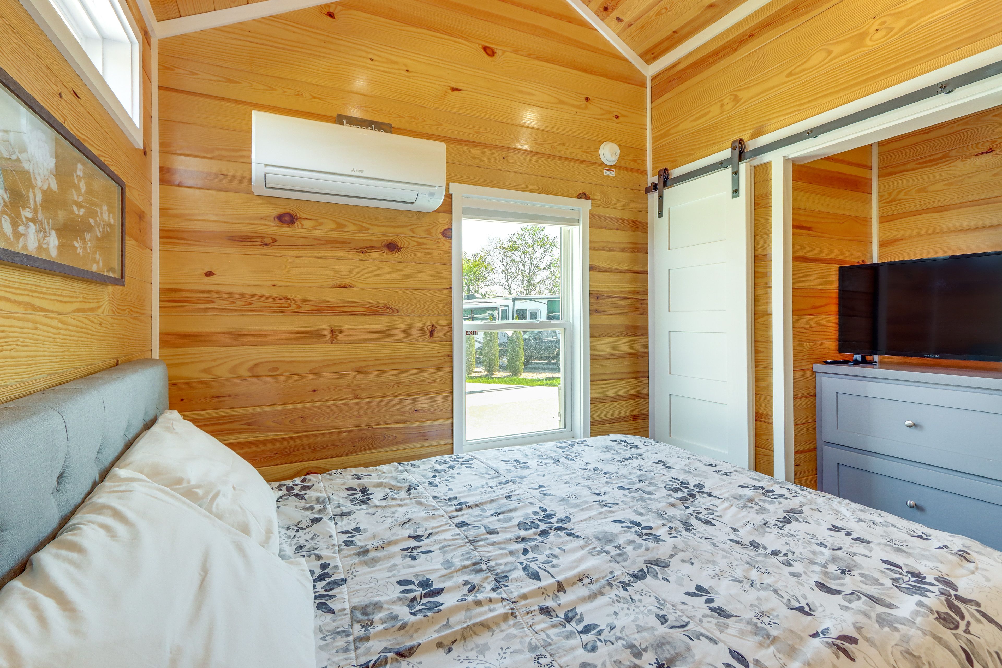 Bedroom 1 | Queen Bed | Smart TV