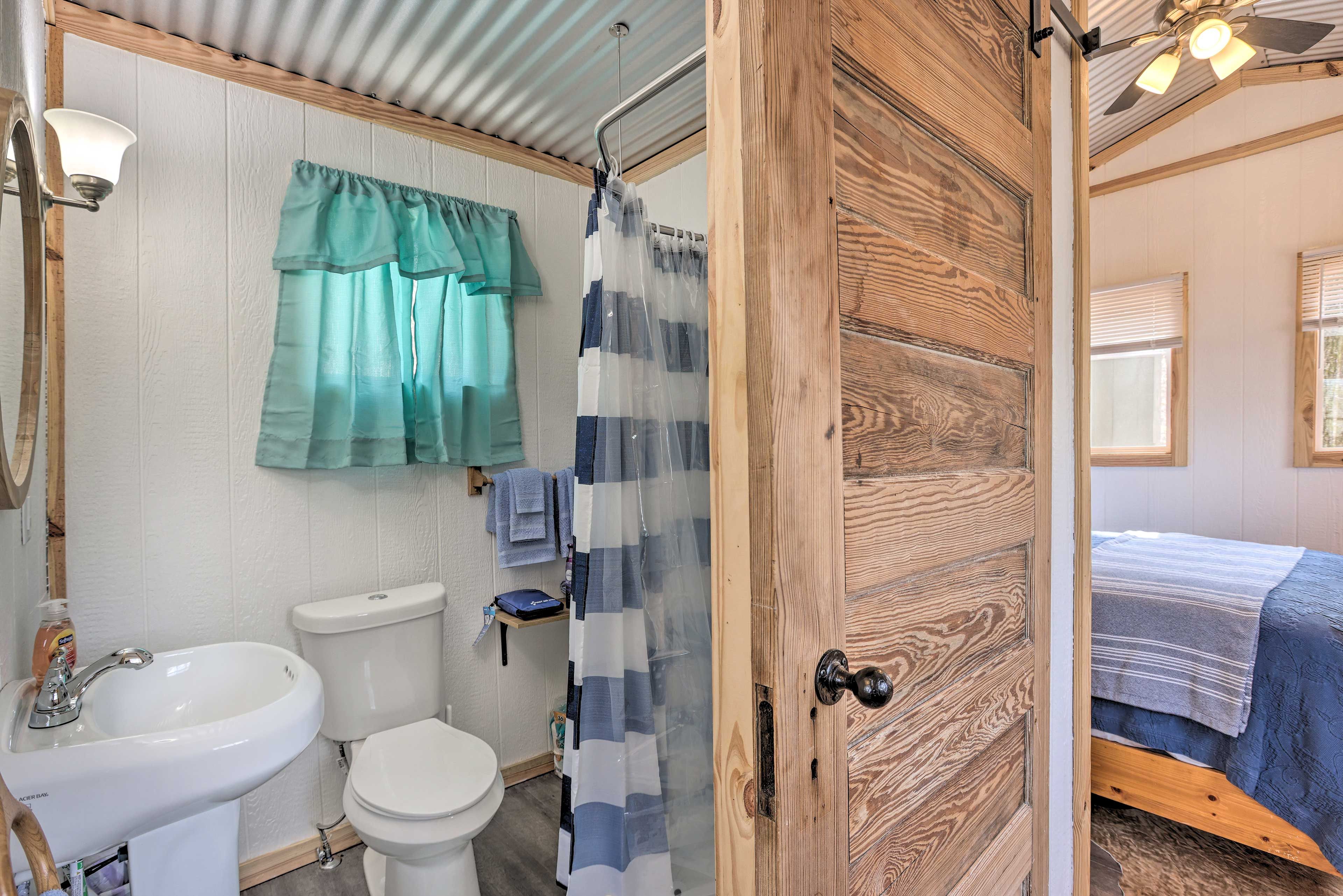 Full Bathroom | Complimentary Toiletries