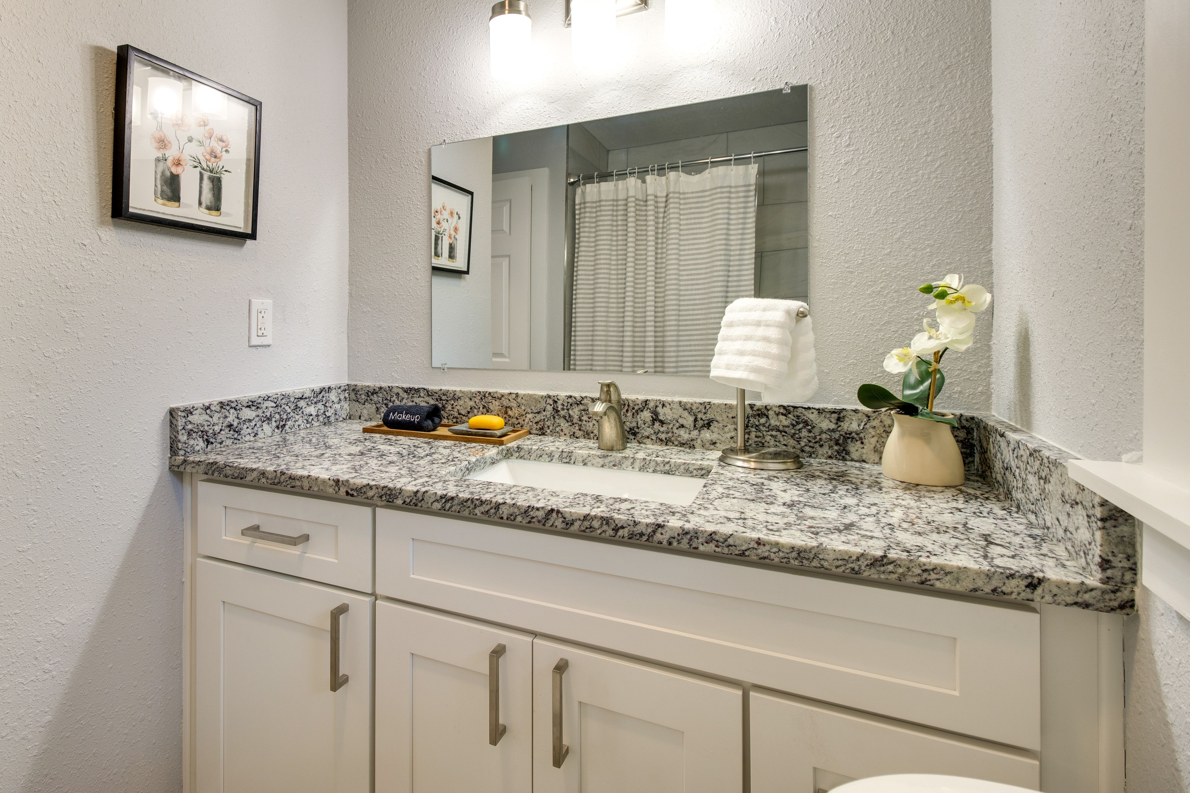 Bathroom | Complimentary Toiletries | Towels Provided