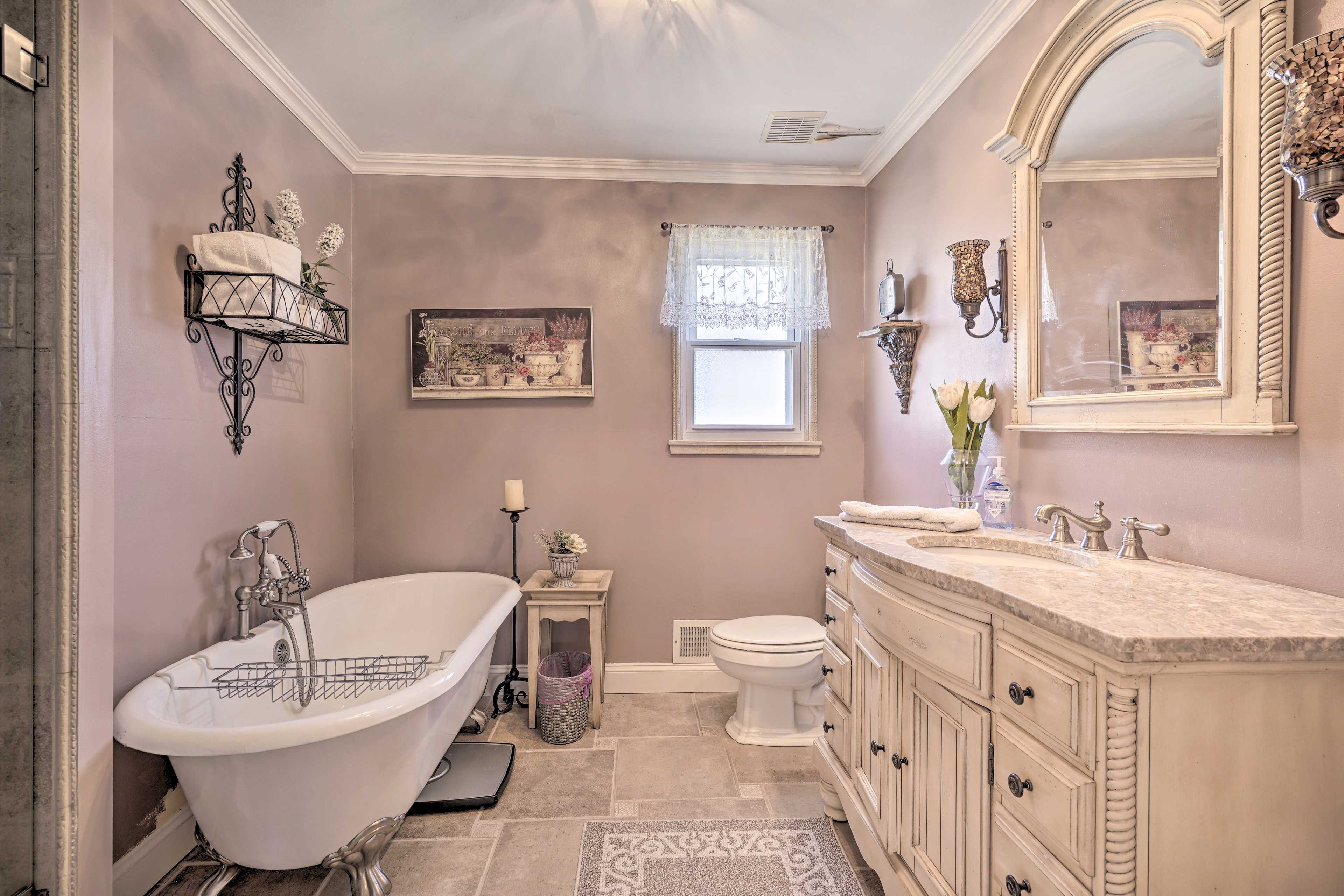 Full Bathroom | Complimentary Toiletries