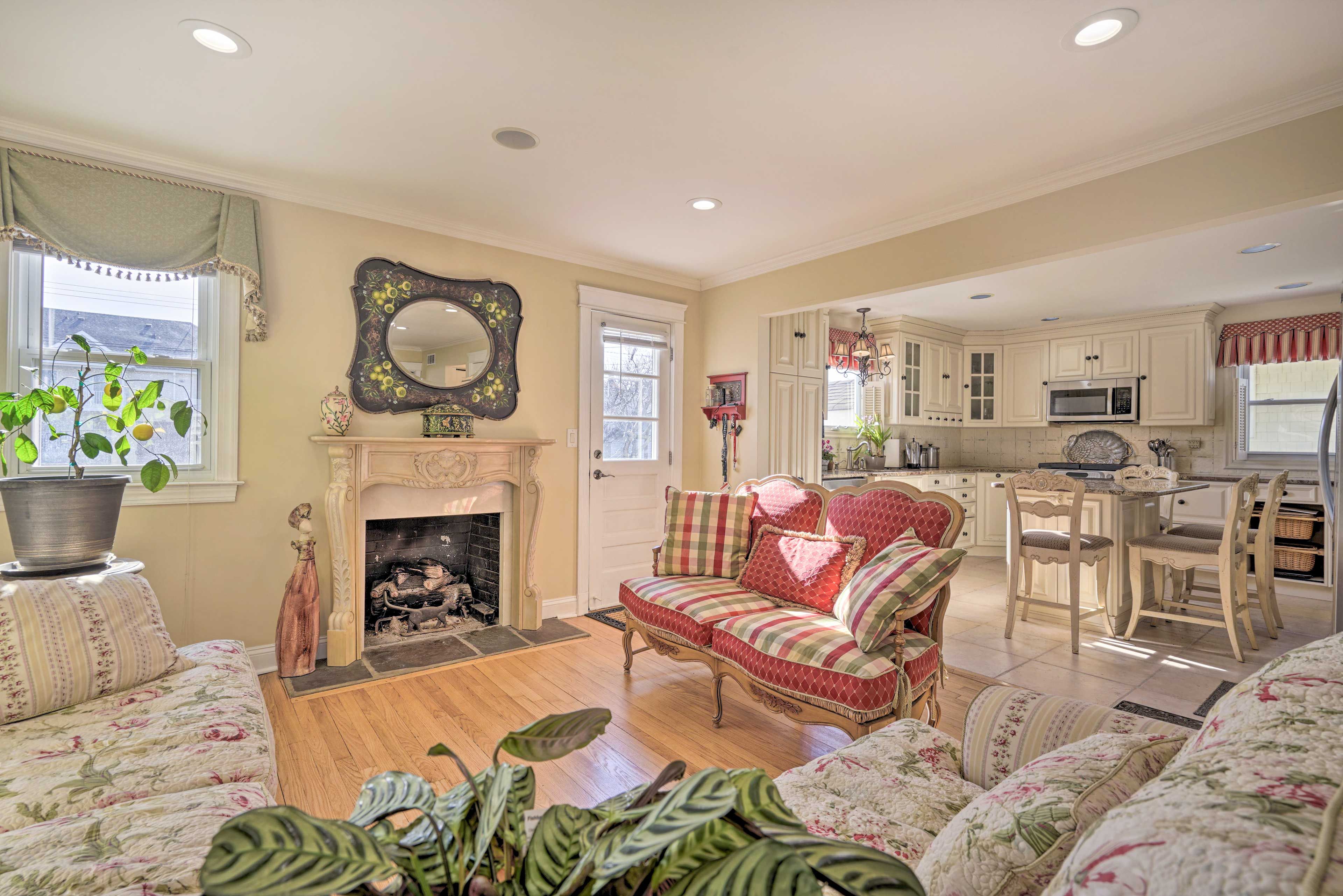 Sitting Room | Gas Fireplace