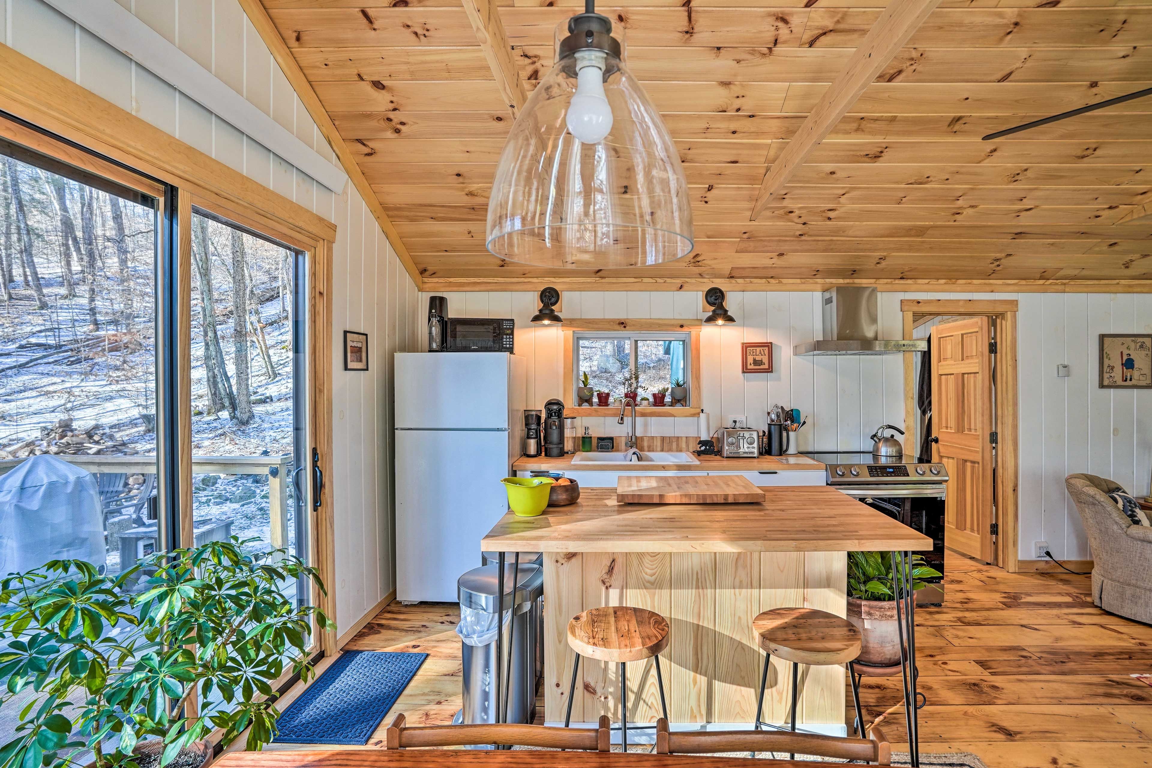 Dining Area | Dishware & Flatware Provided