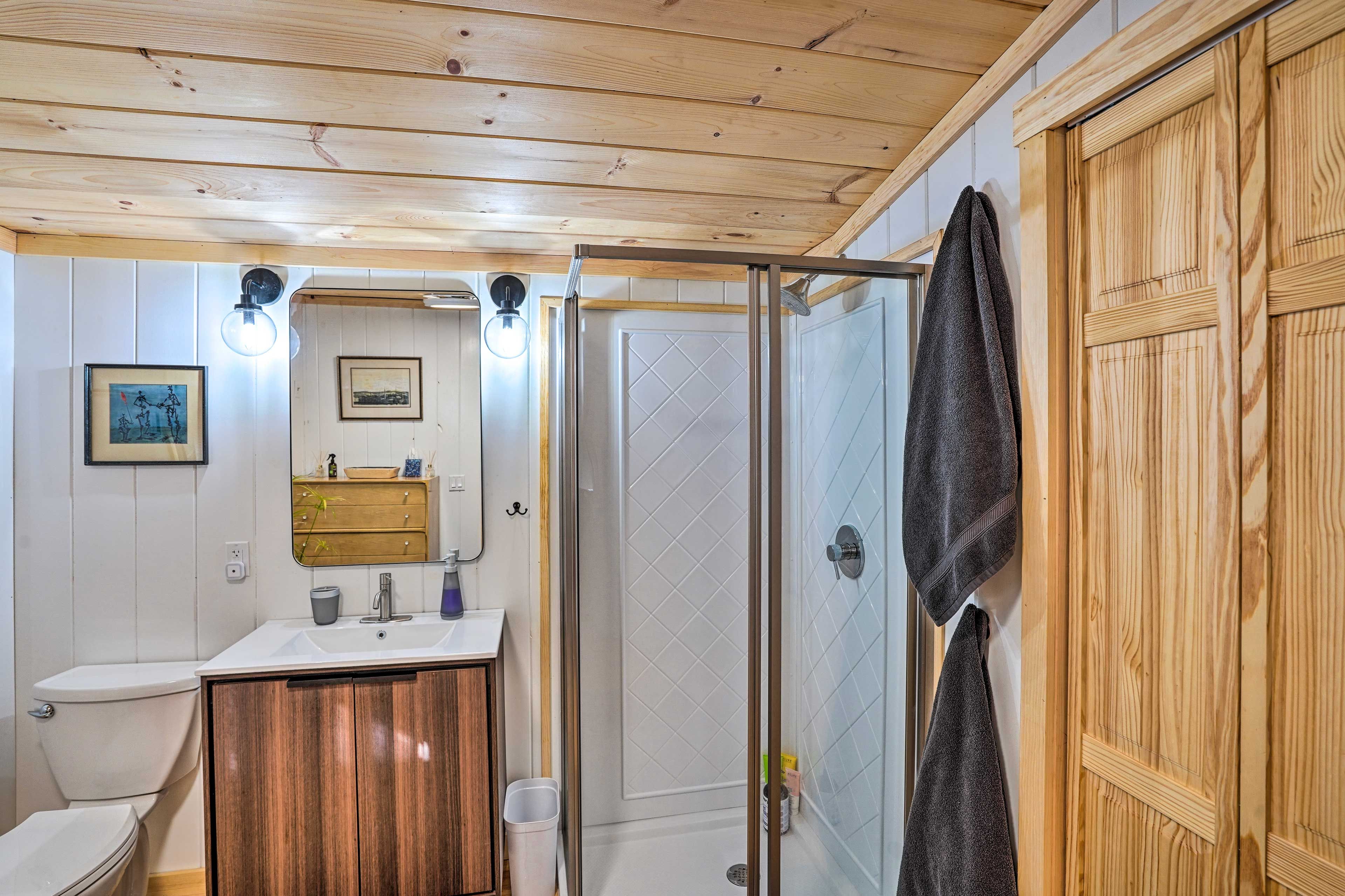 Full Bathroom | Complimentary Toiletries