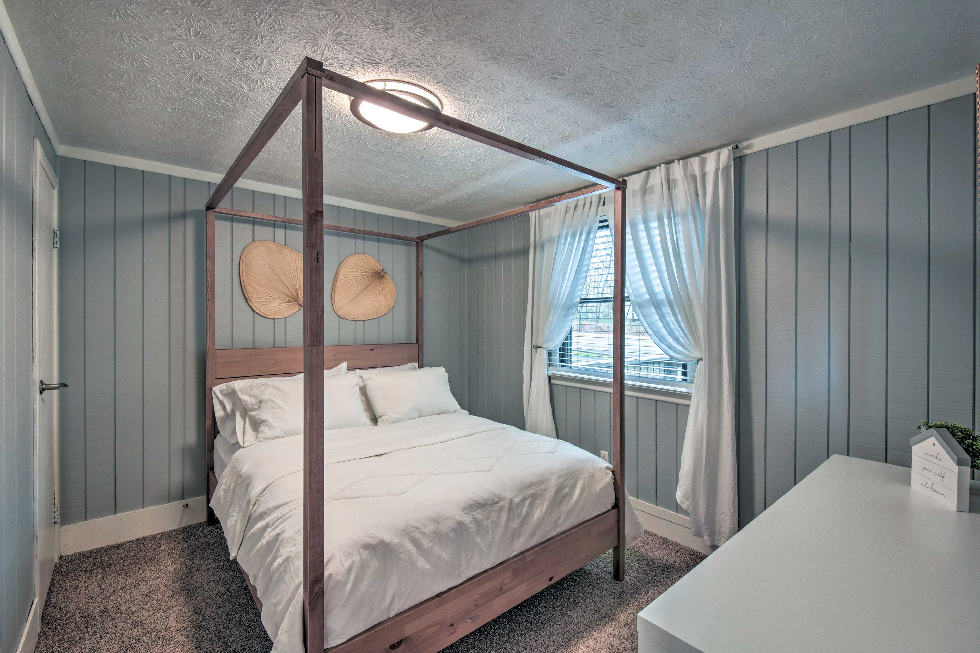 Bedroom | 1st Floor | Queen Bed | Linens Provided