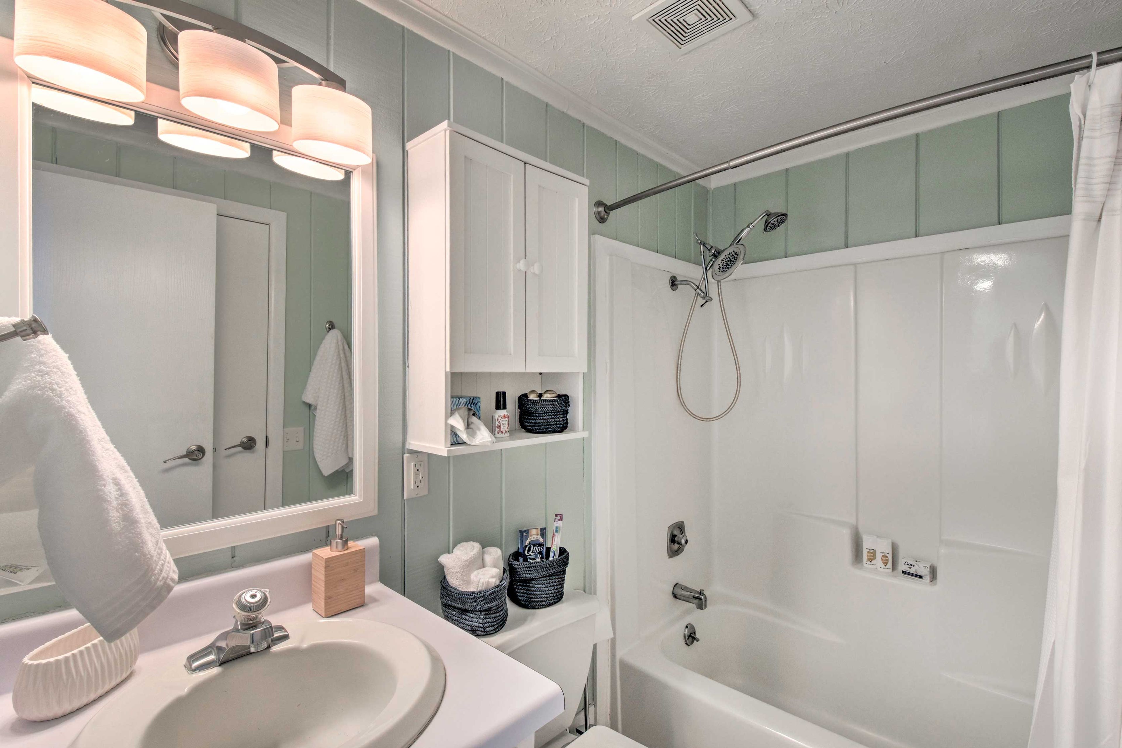 Full Bathroom | 1st Floor | Towels Provided | Complimentary Toiletries