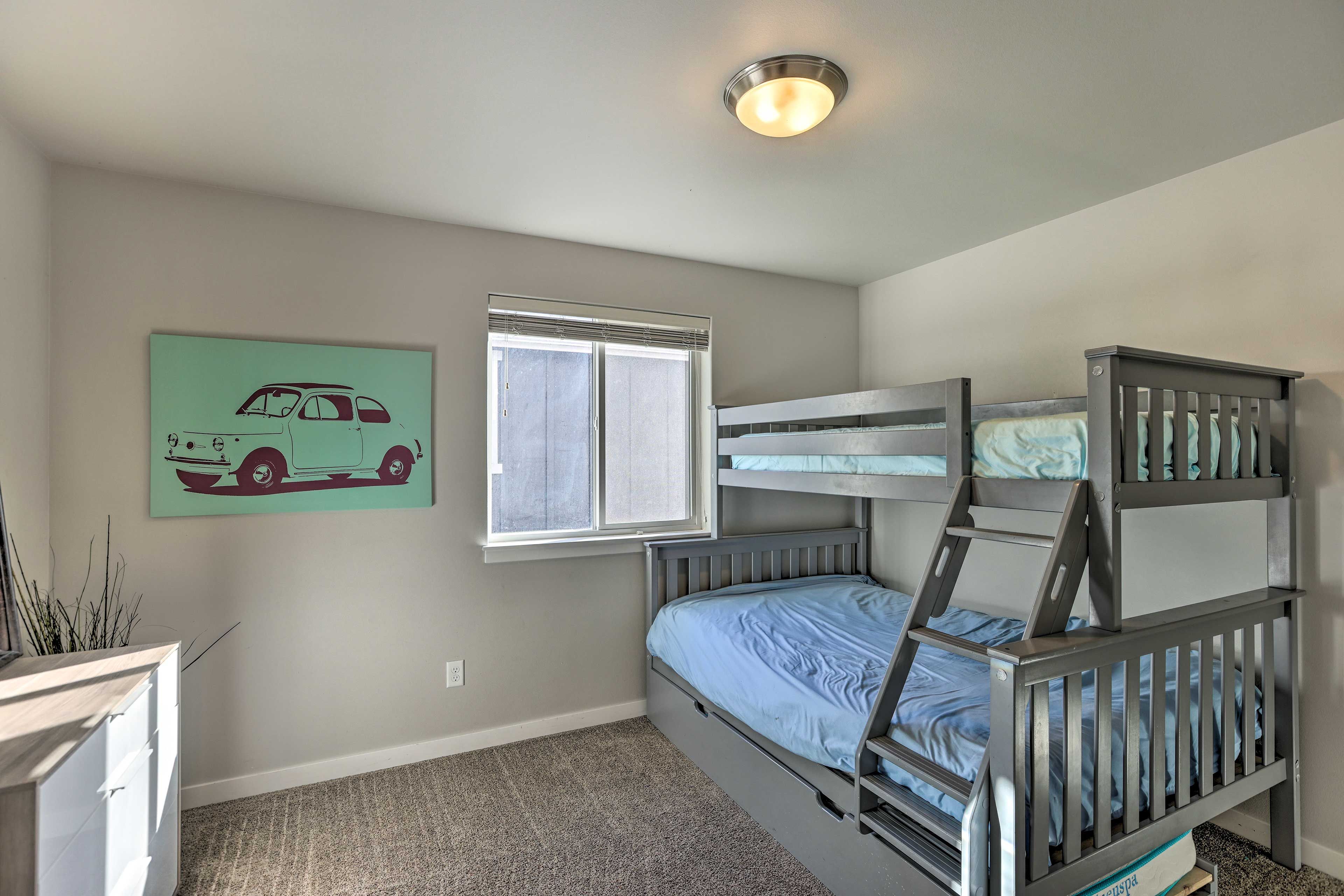 Bedroom 2 | Twin/Full Bunk Bed w/ Twin Trundle