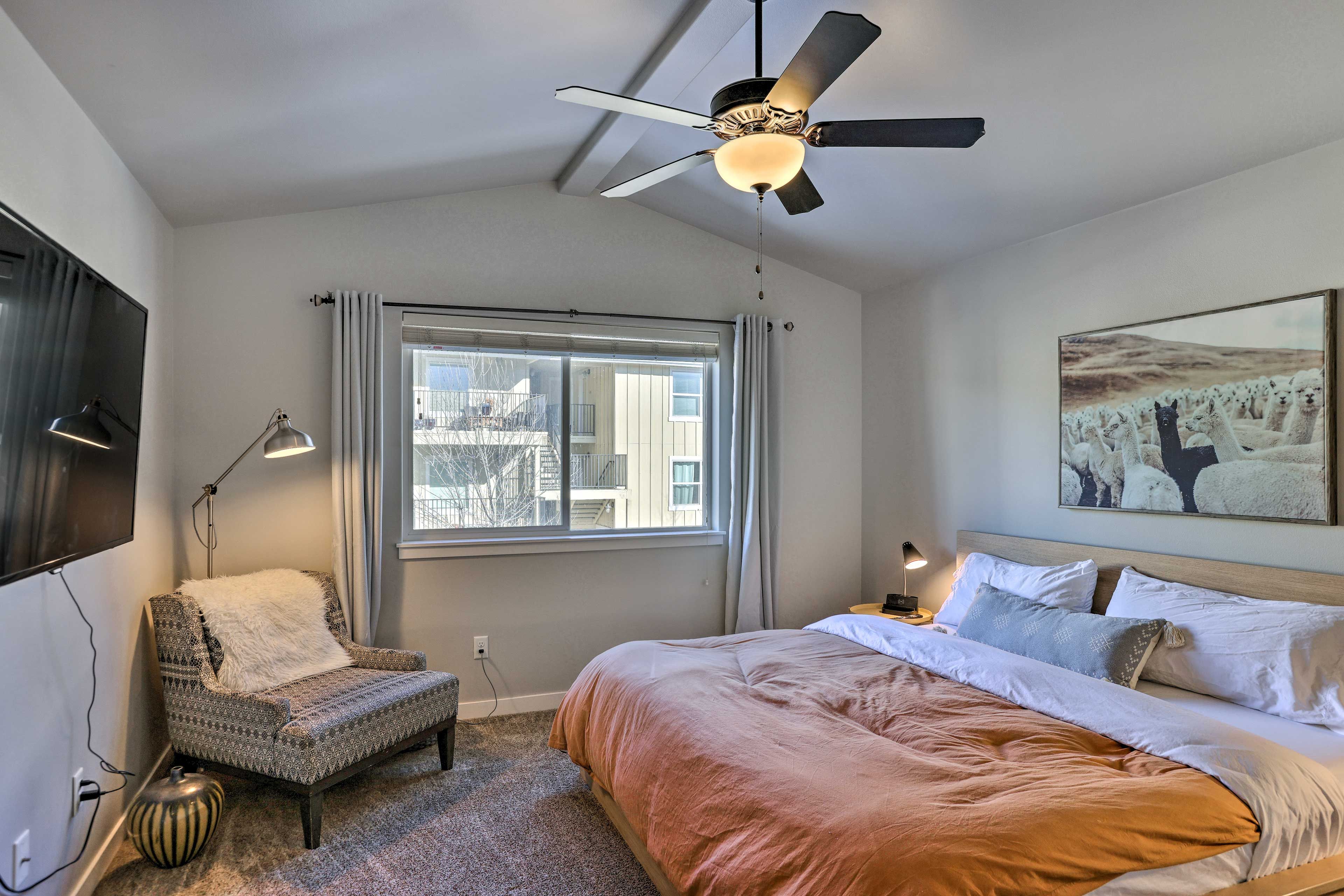 Bedroom 1 | King Bed