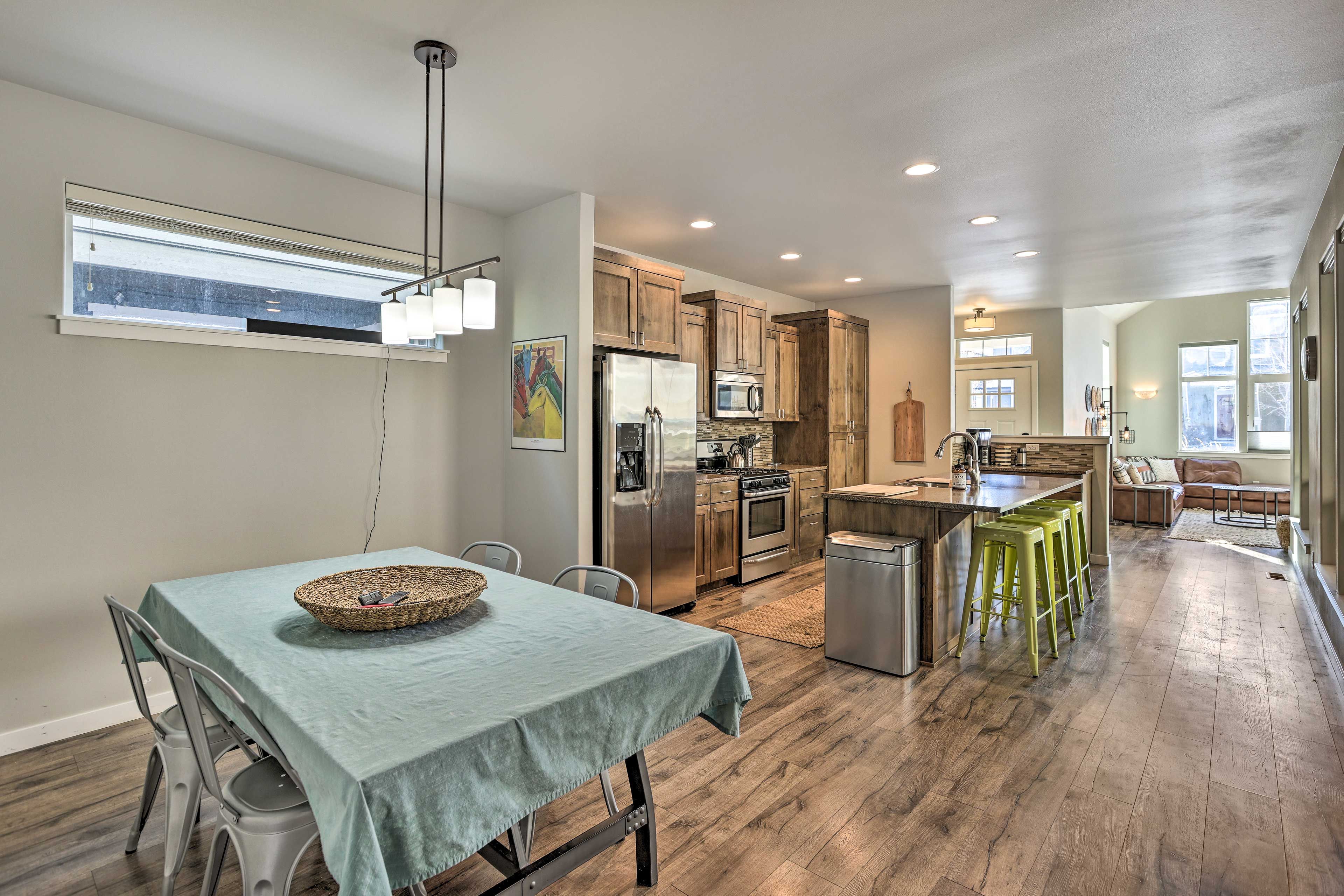 Dining Area | Dishware & Flatware Provided