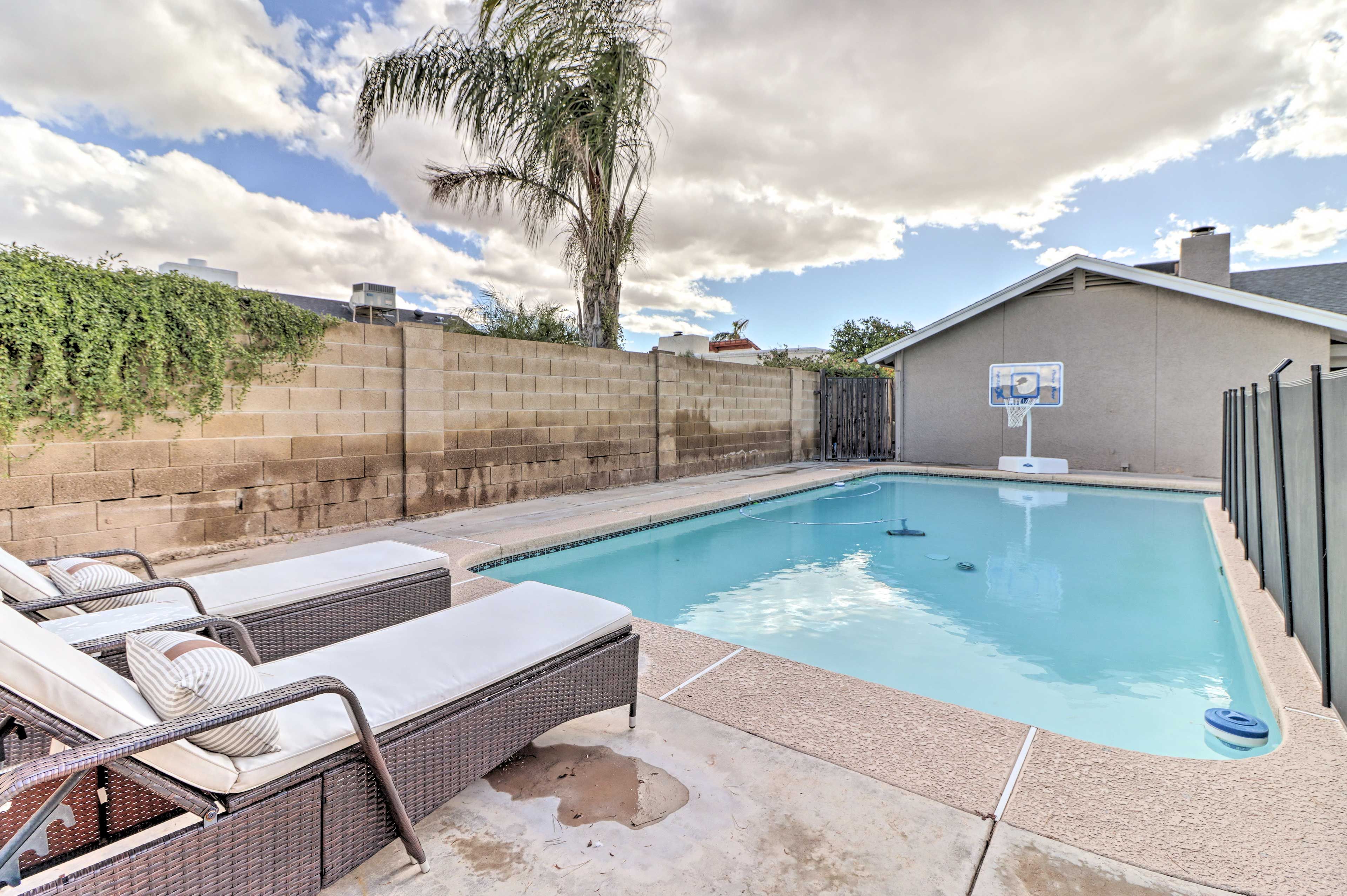 Private Pool (3'-5.5') | Pool Toys | Beach Towels