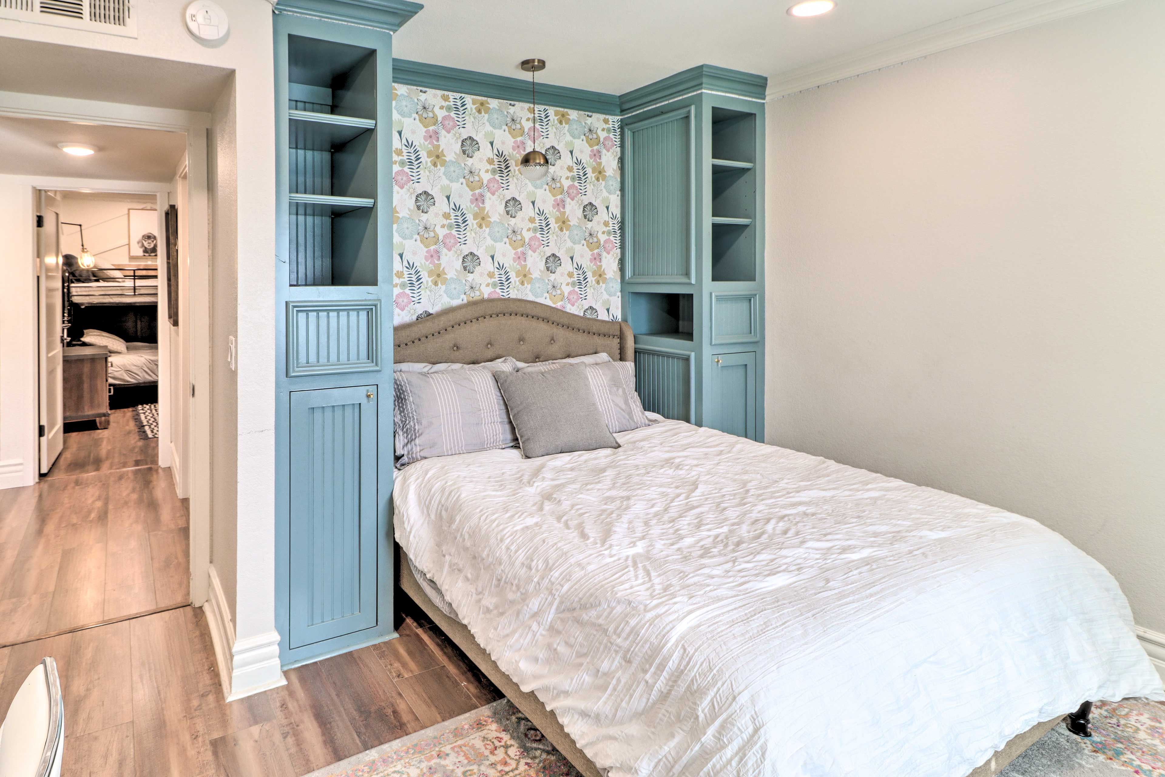Bedroom 2 | Queen Bed | 1st Floor | Smart TV