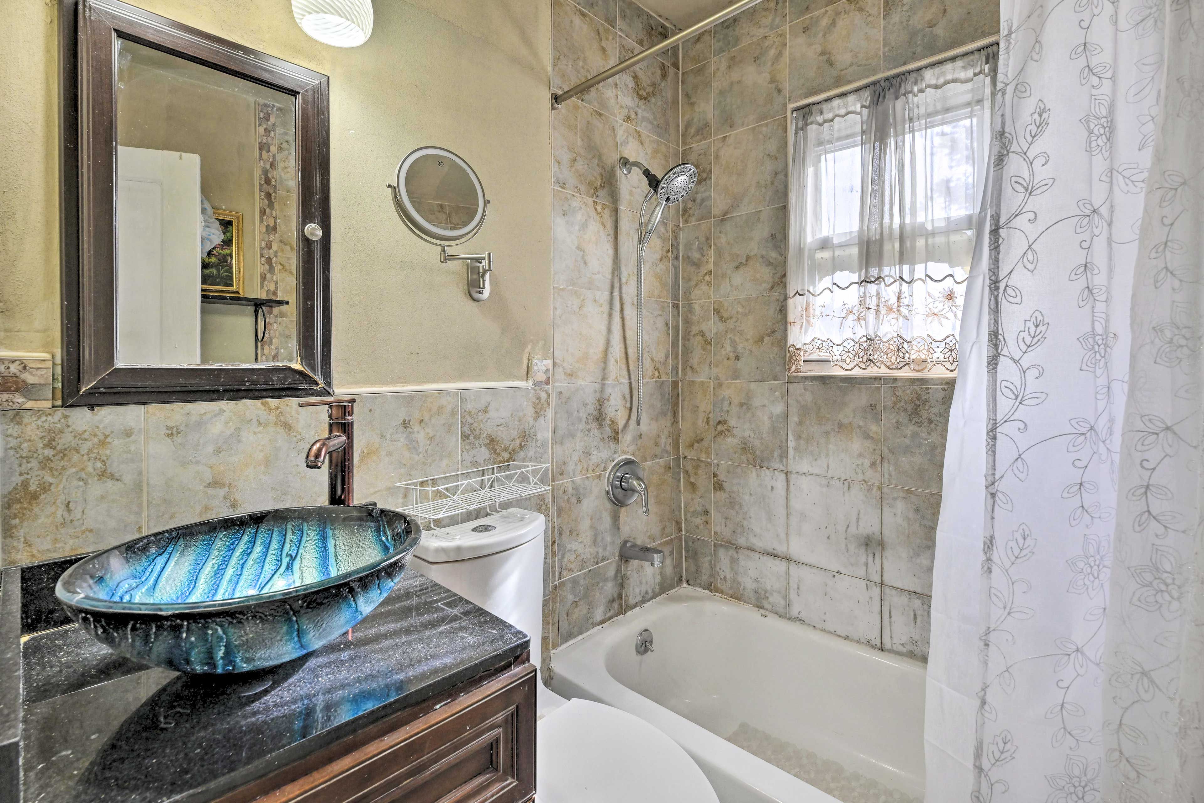 Full Bathroom | 2nd Floor | Shower/Tub Combo | Complimentary Toiletries