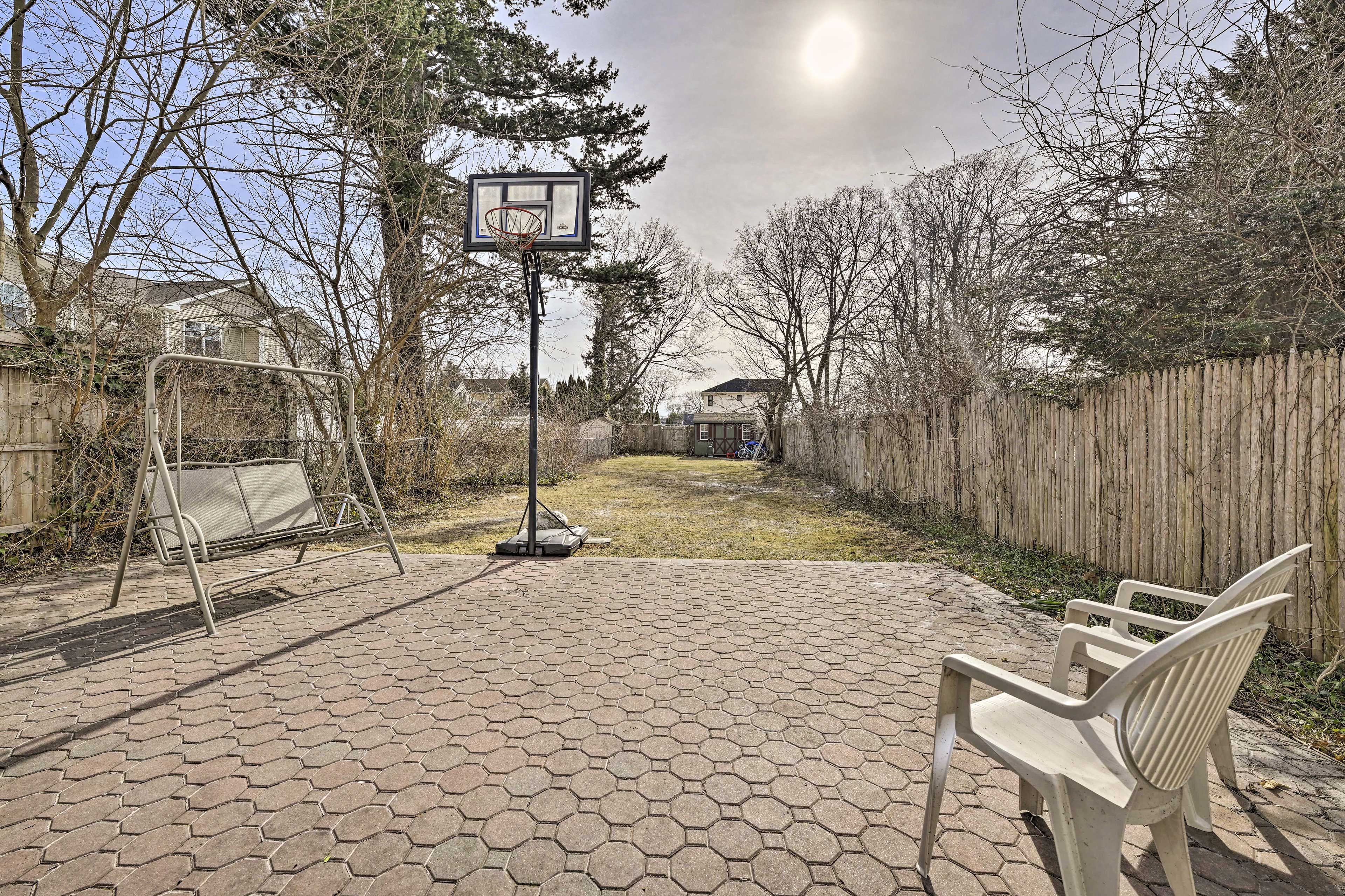Patio | Outdoor Seating & Dining | Basketball Hoop | Free WiFi
