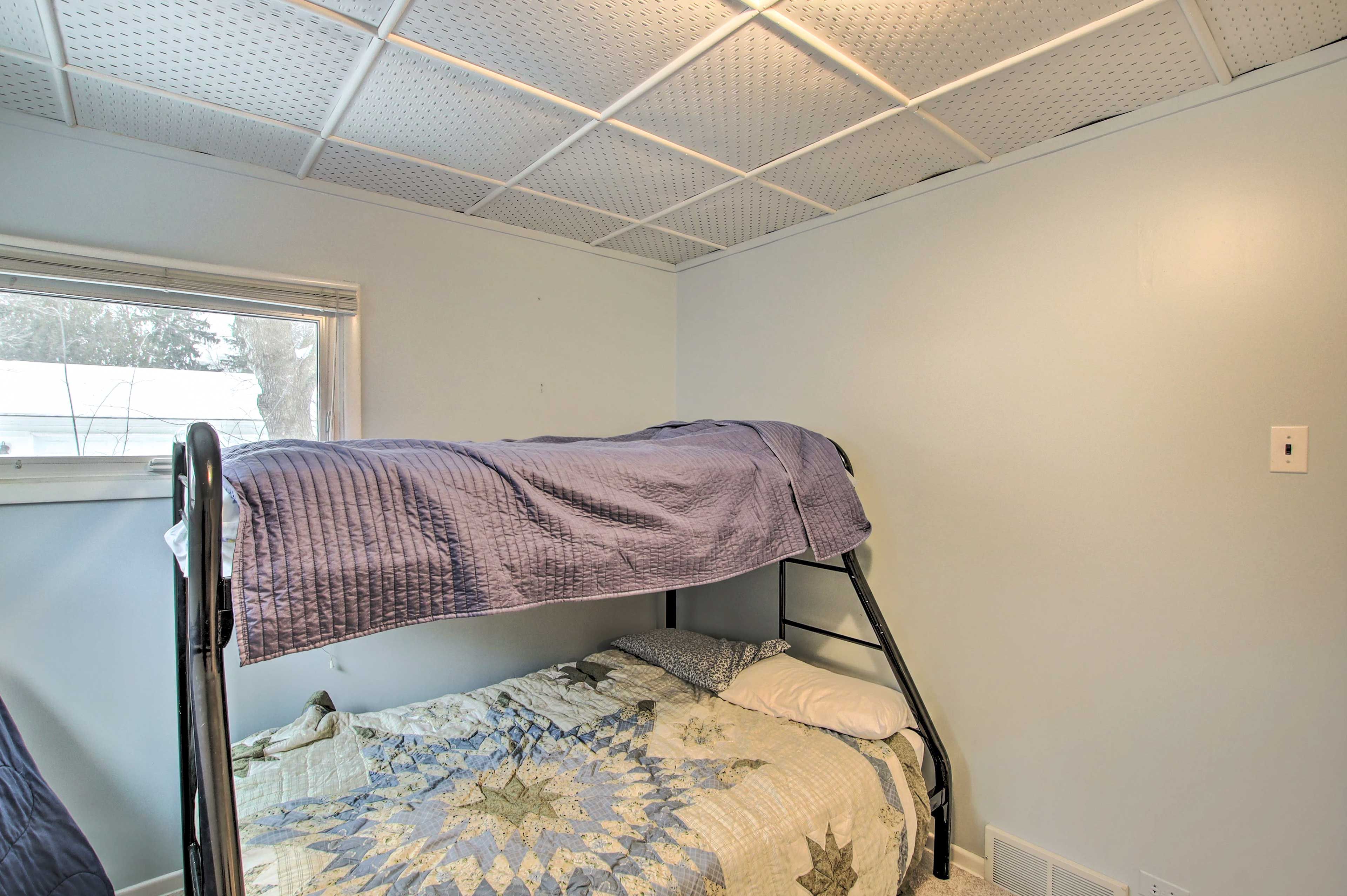 Bedroom 3 | Twin/Full Bunk Bed | Twin Floor Mattress