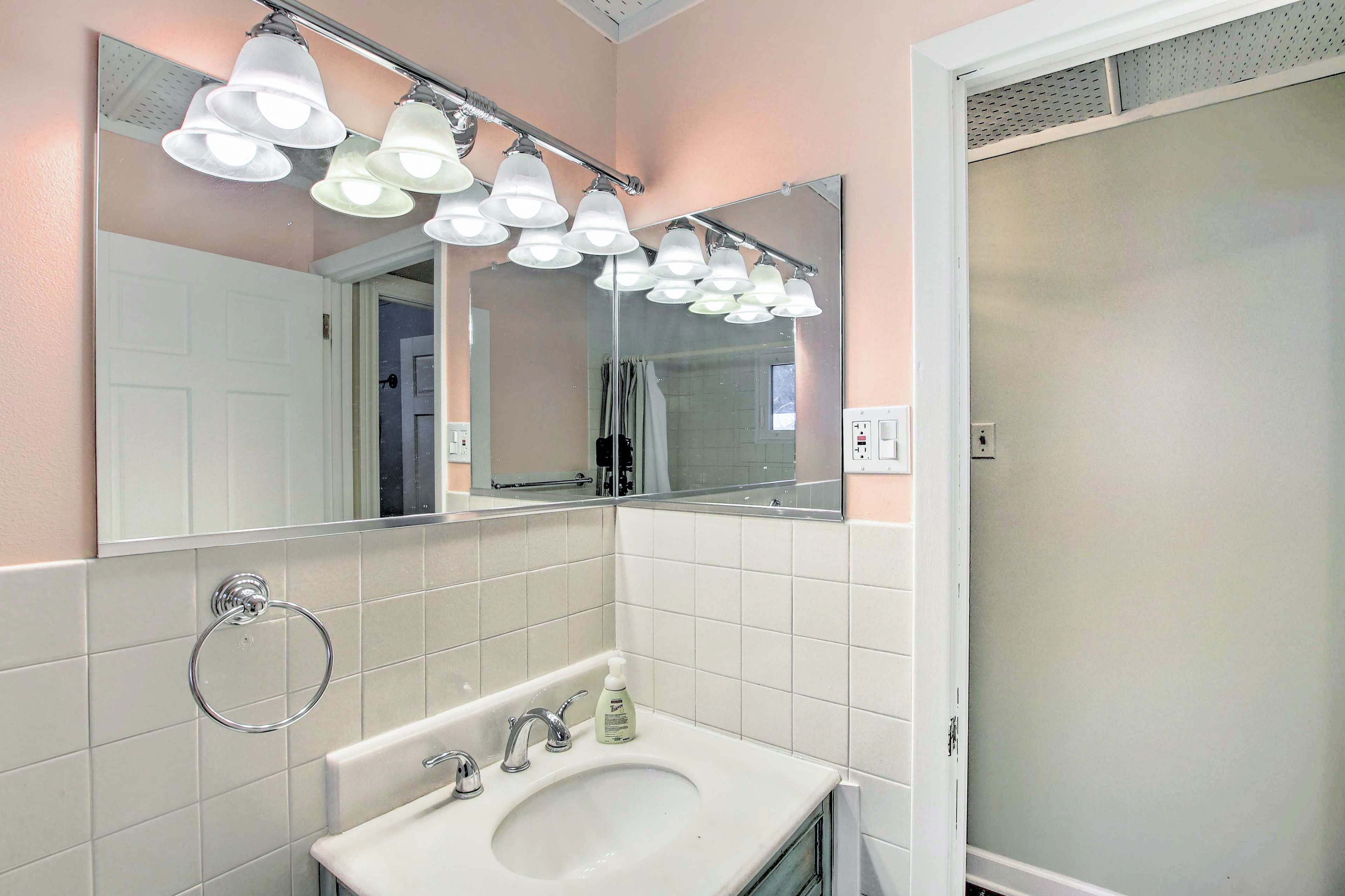 Full Bathroom | Complimentary Toiletries