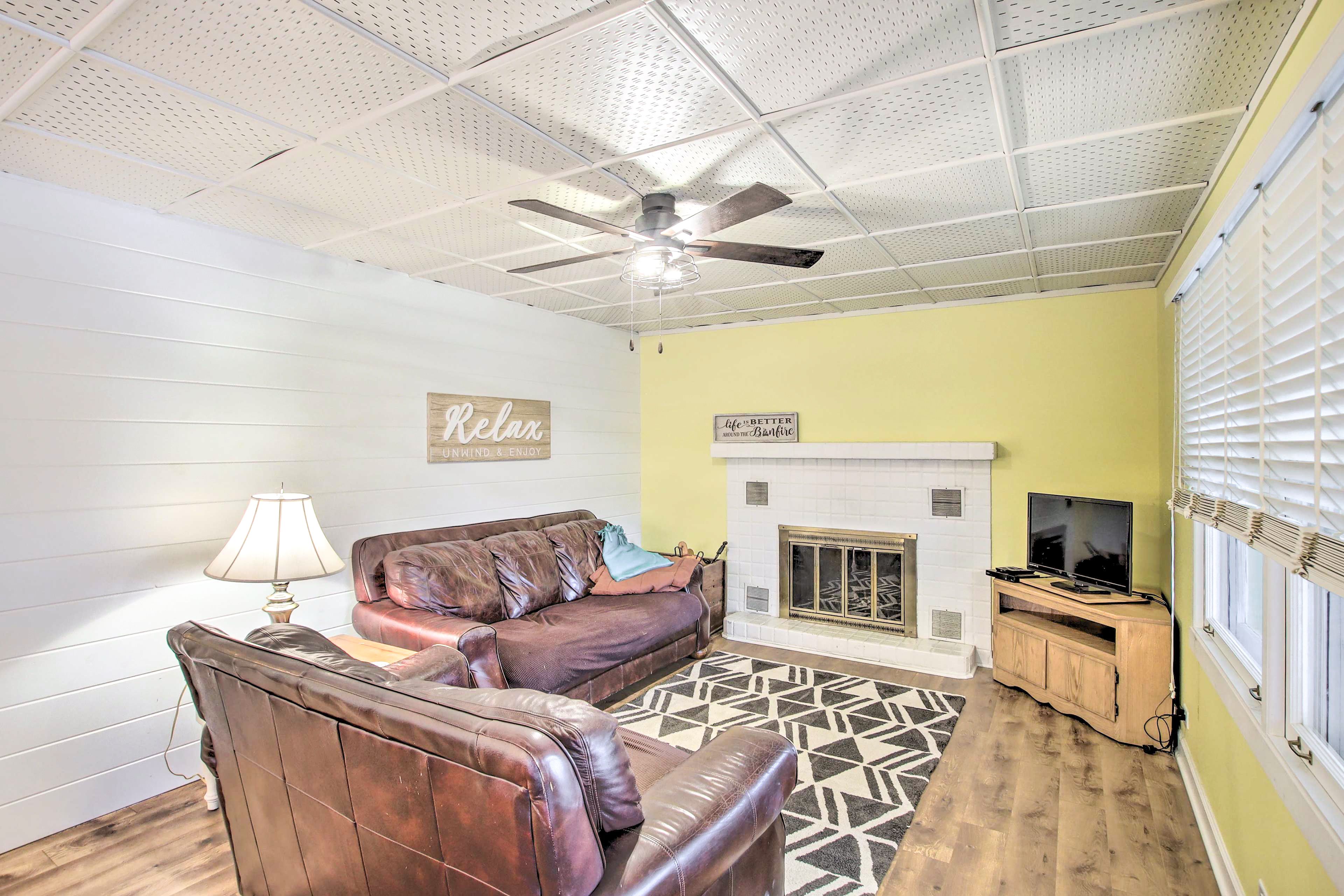 Living Room | Free WiFi | Central A/C