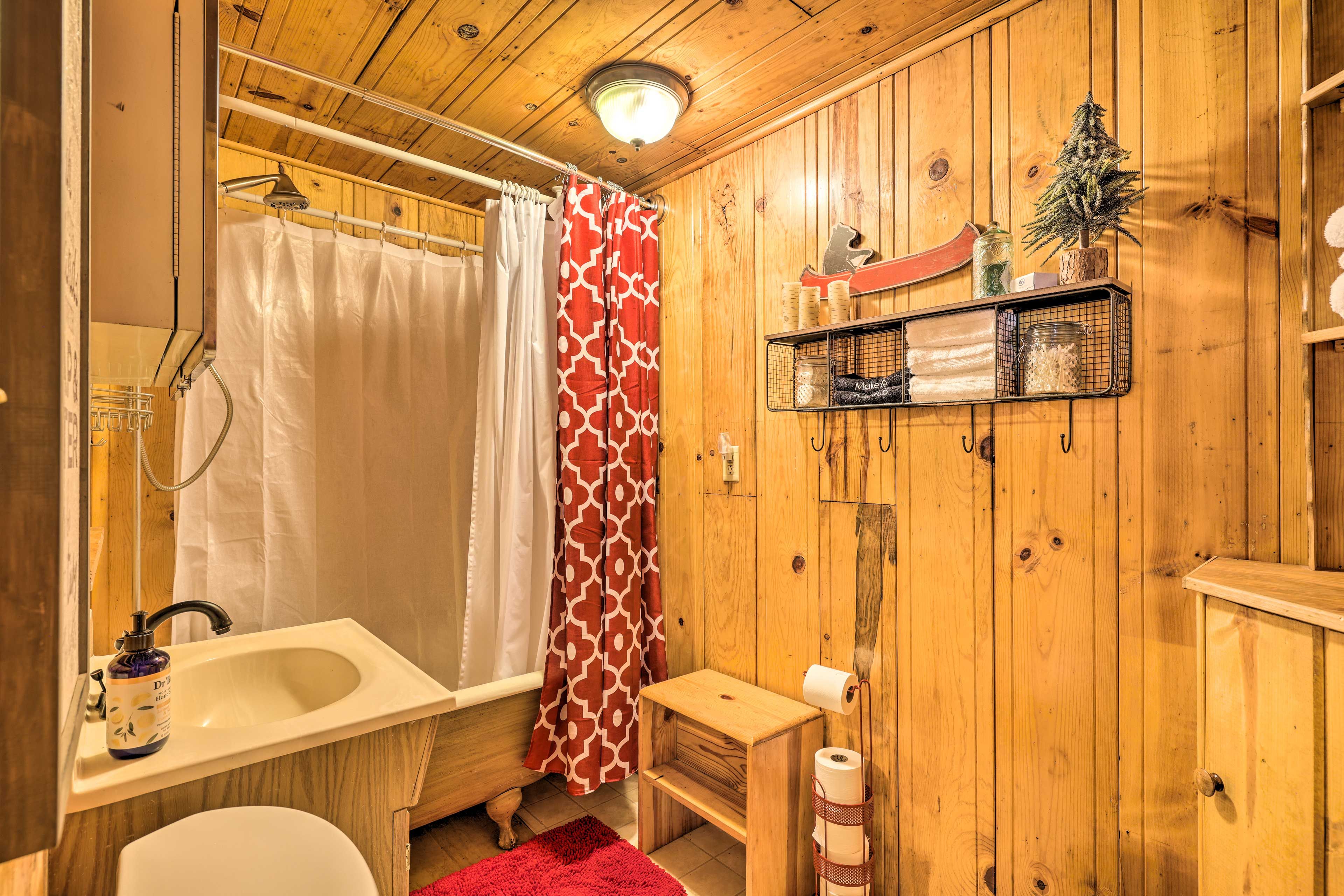 Full Bathroom | Shower/Tub Combo | Complimentary Toiletries | Towels Provided