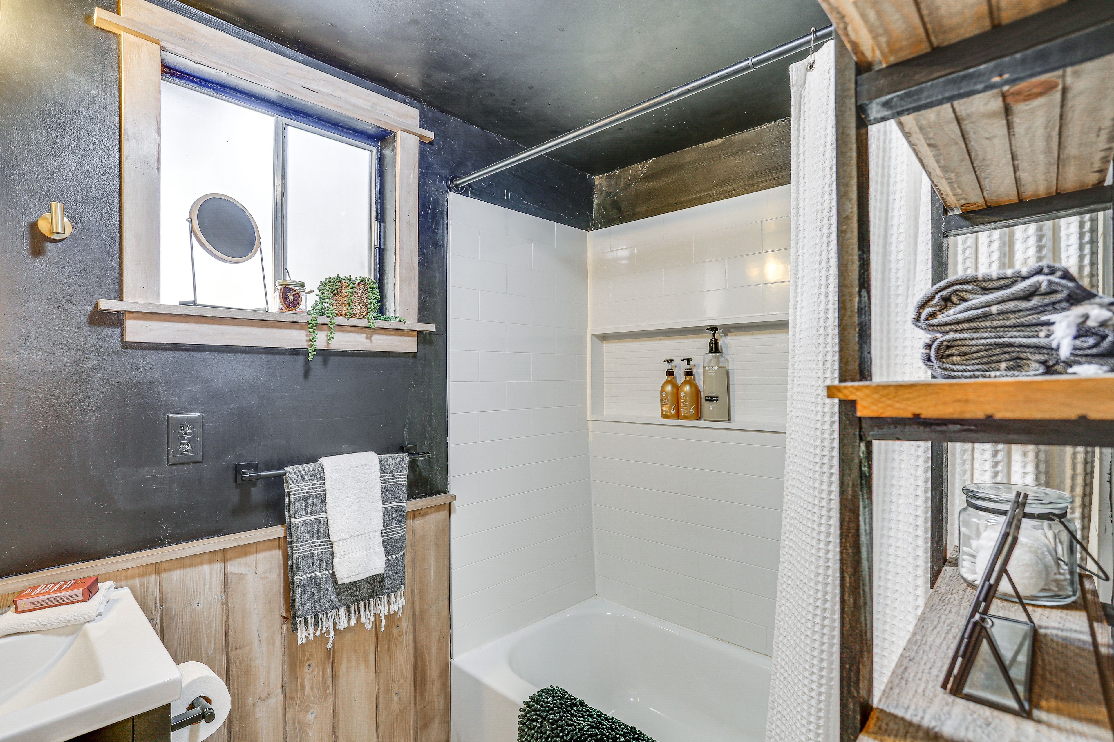 Full Bathroom | 1st Floor