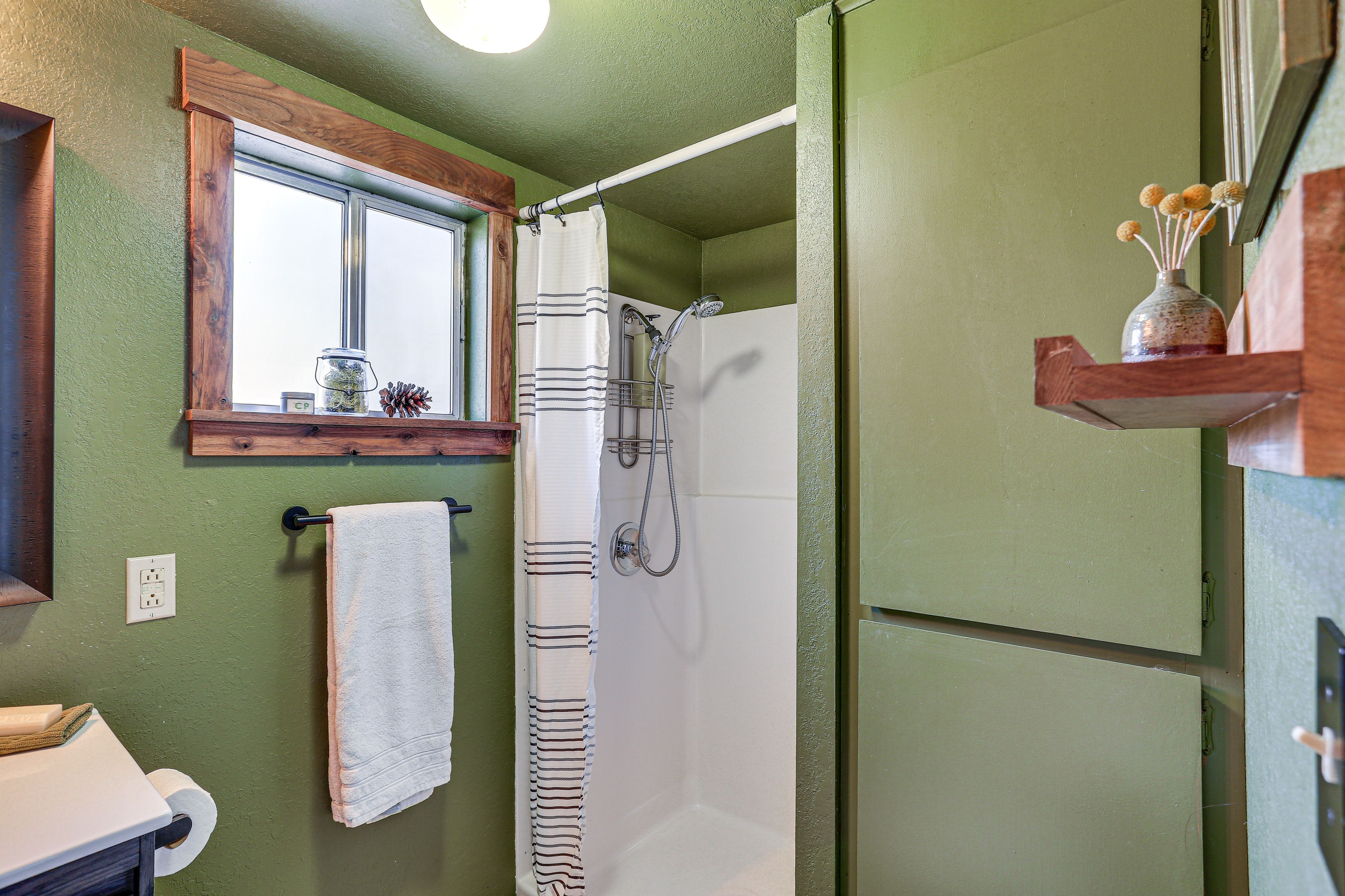 Full Bathroom | 1st Floor