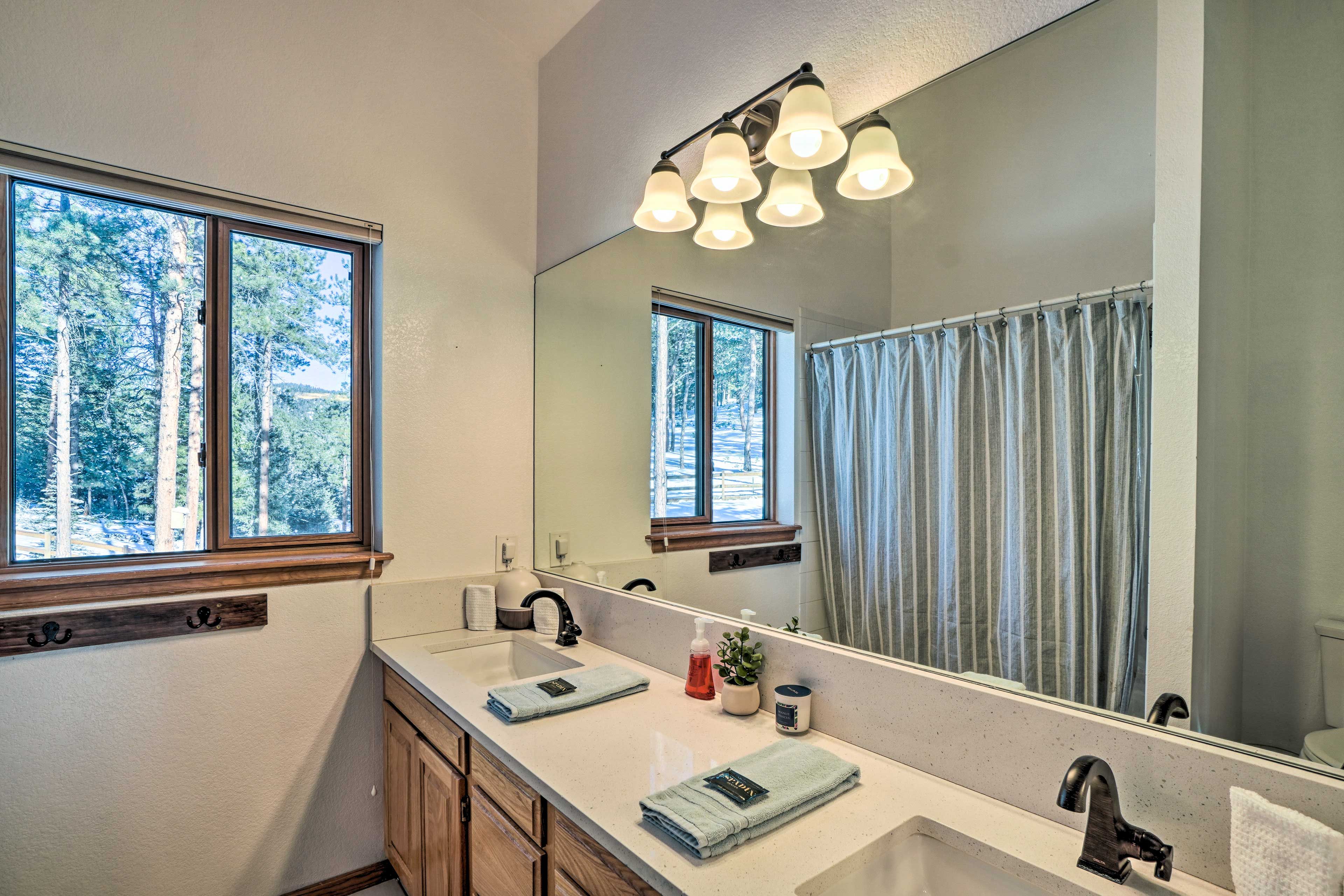 Full Bathroom | Upper Level | Complimentary Toiletries