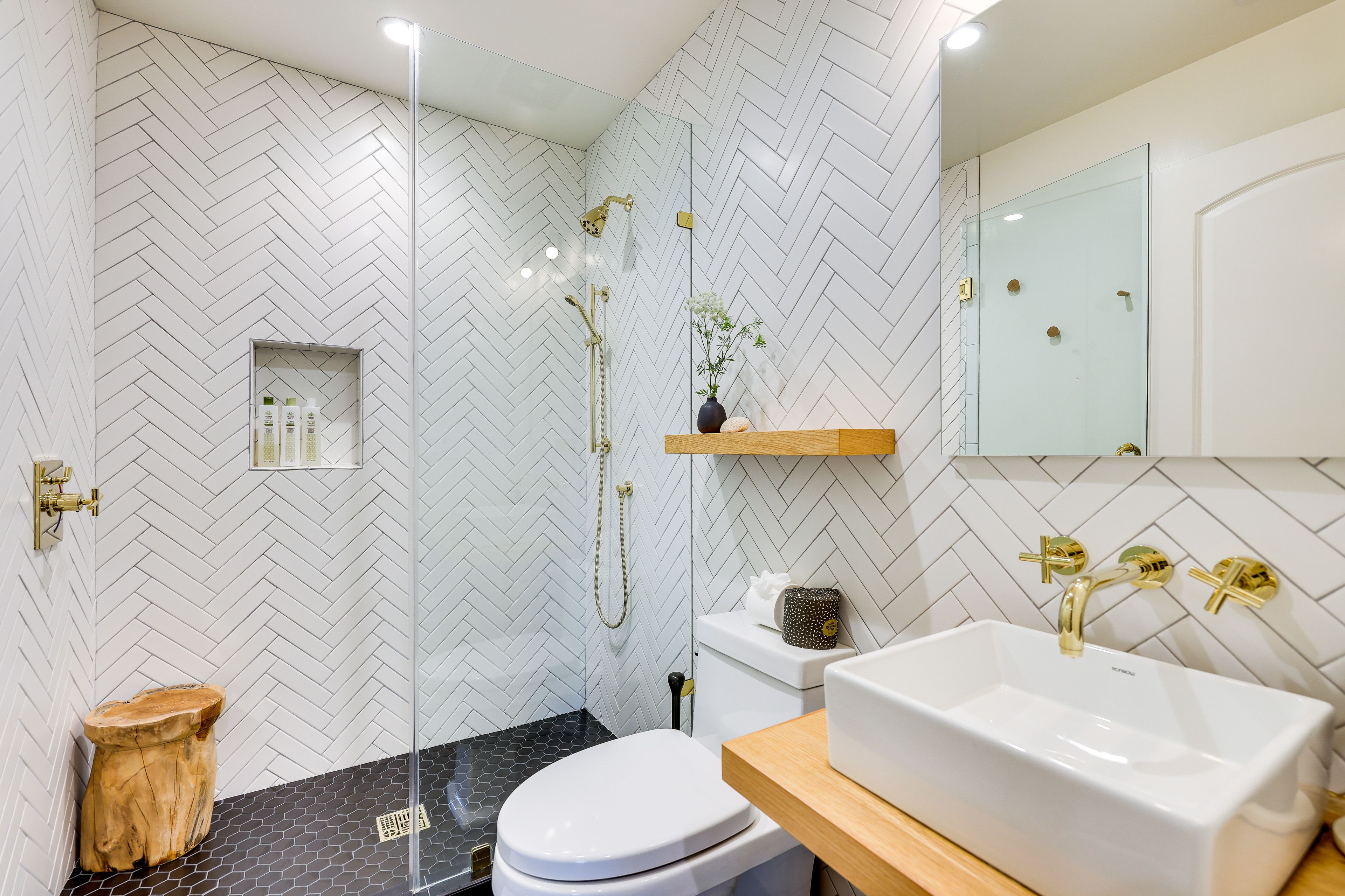 Full Bathroom | Complimentary Toiletries
