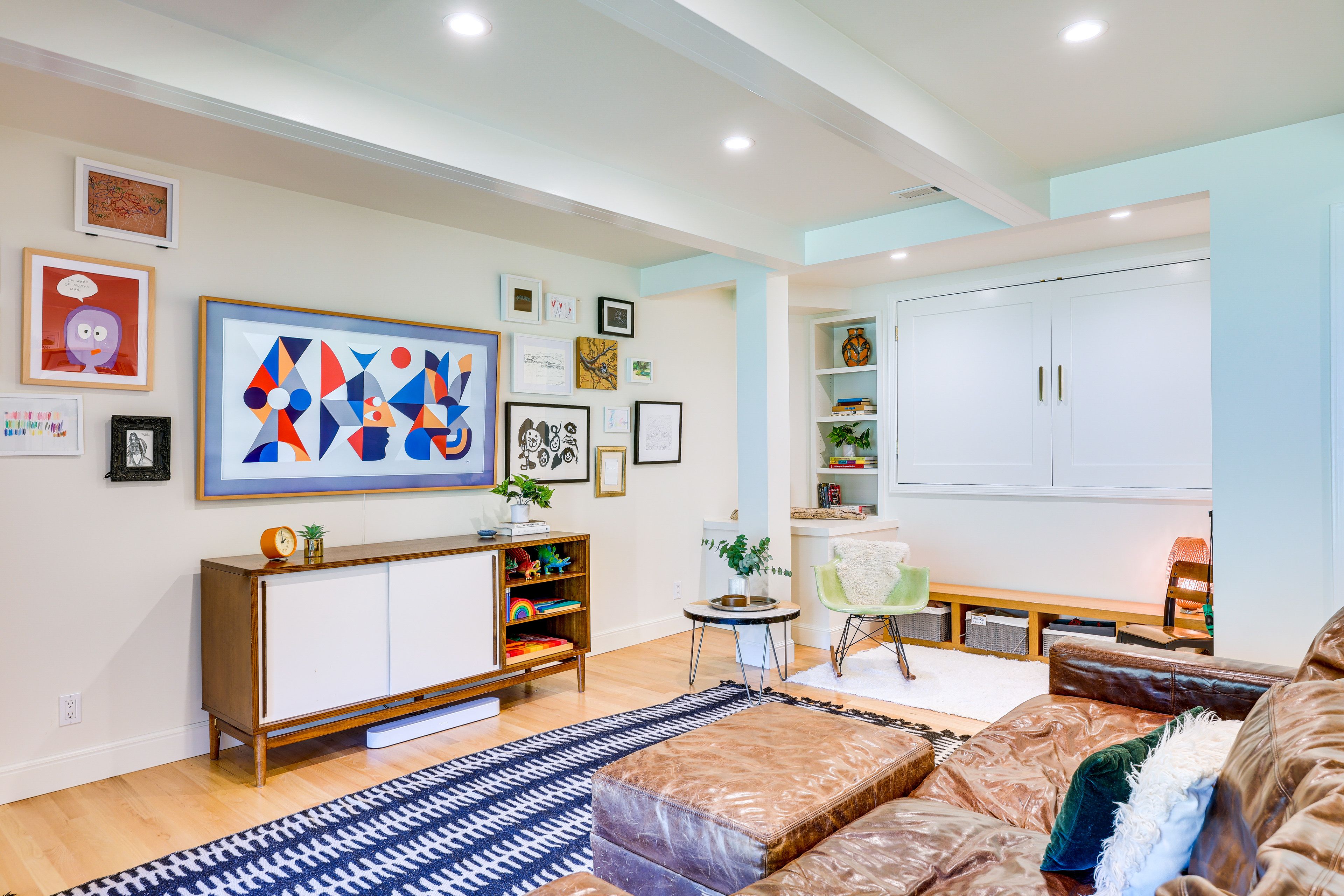 Living Room | Smart TV w/ Cable | Books | Board Games