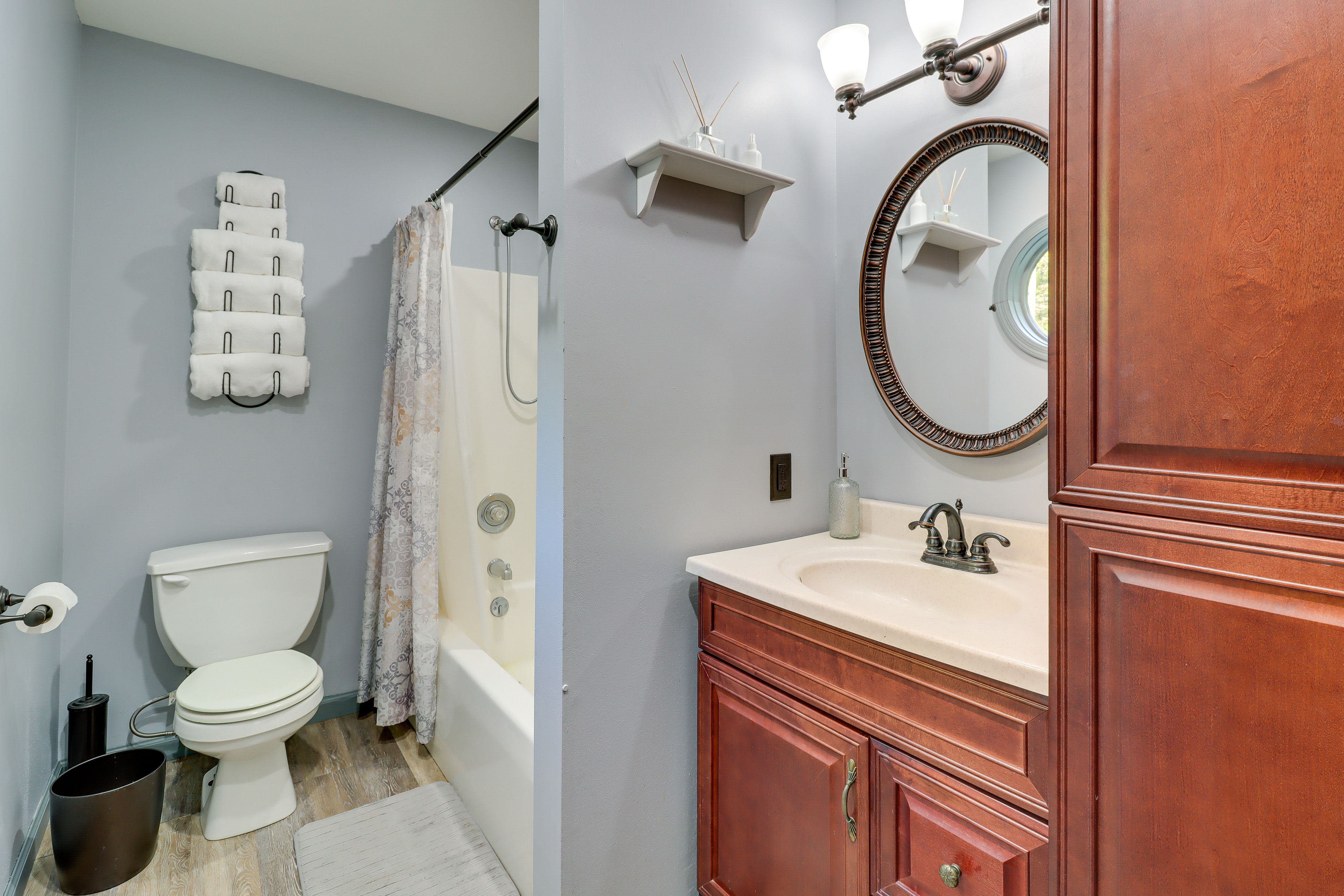 Full Bathroom | Complimentary Toiletries