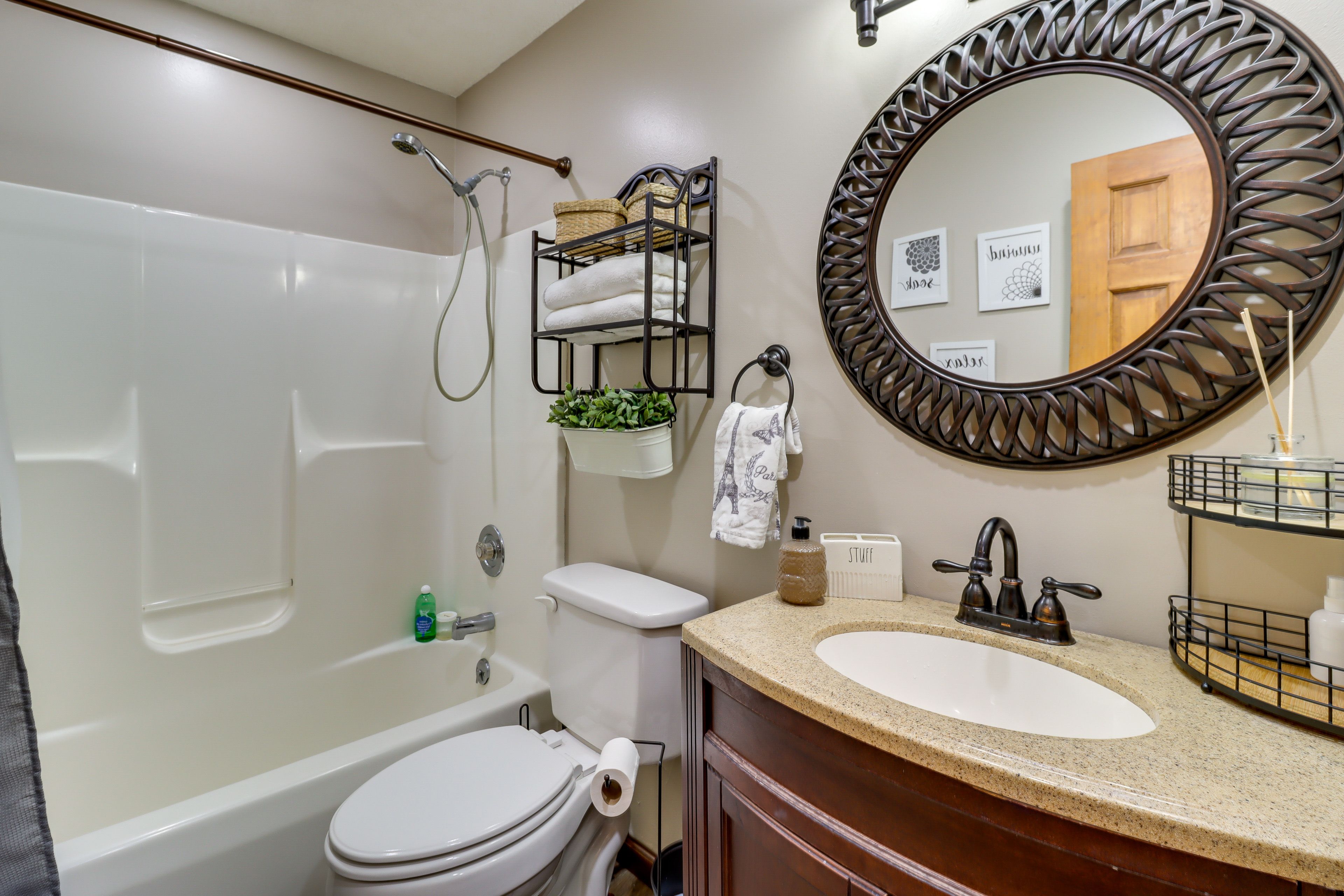 Full Bathroom | Towels Provided