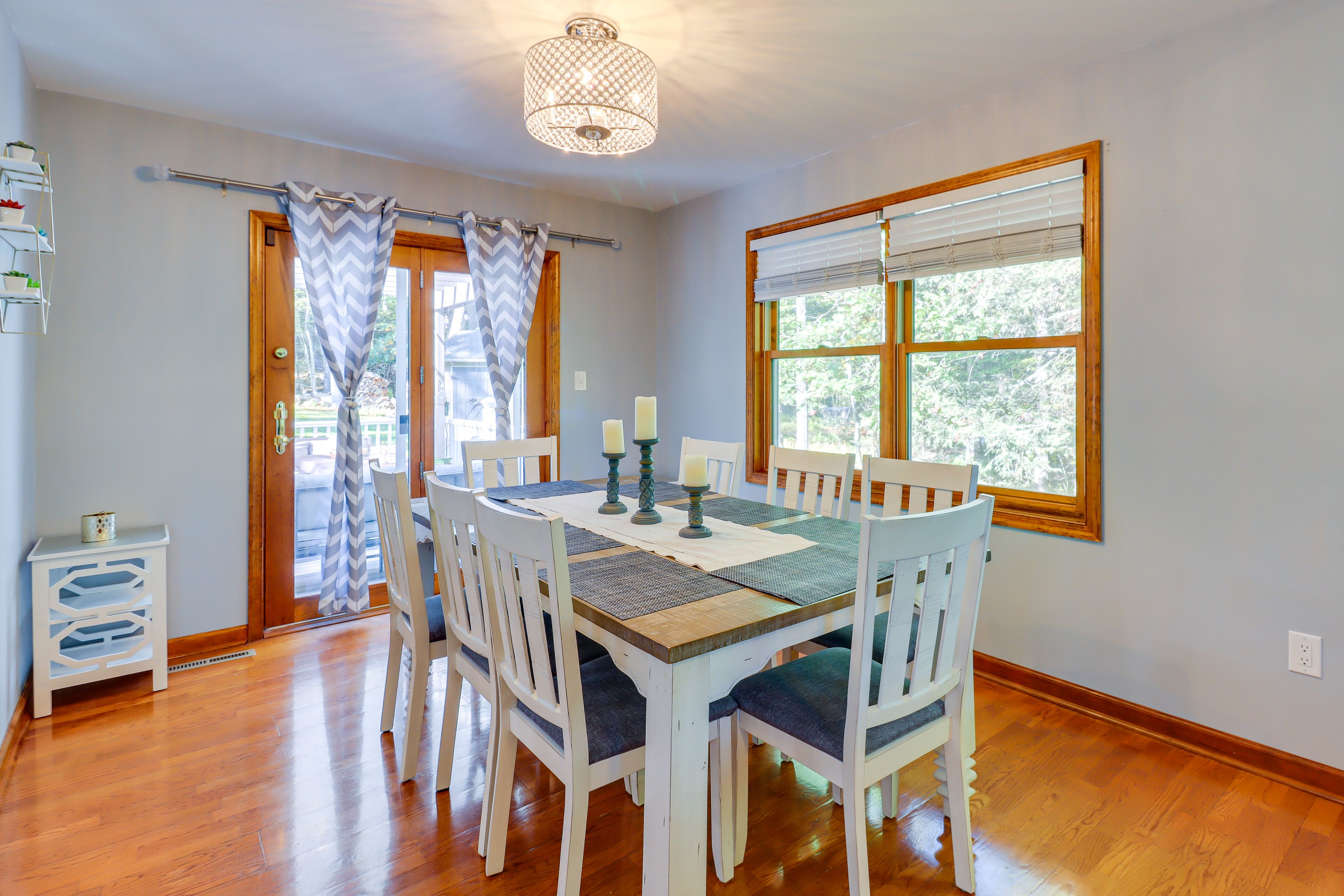 Dining Area | Dishware/Flatware Provided